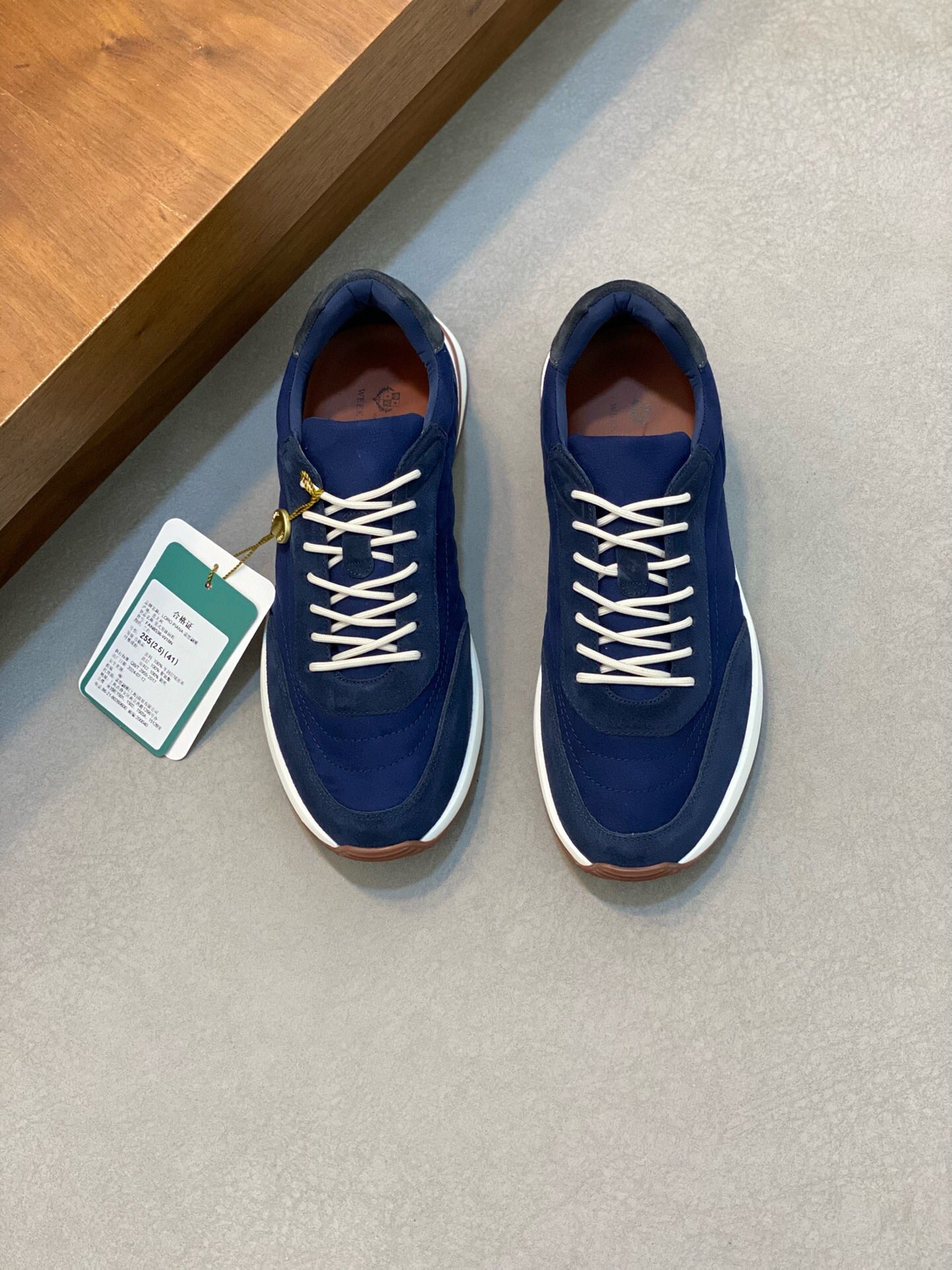 NO:217465,Brand Loro Piana color original color matching code number 39-46 customized 38.47 price Material Nouo Pianya autumn hot product shipped!  The window style LoroPiana mesh cowhide casual sports men's shoes This casual shoe is knitted with Wind fiber, presenting a unique three-dimensional effect. The unique style is slightly narrowed in the middle and is embellished with Naba Leather. The light rubber sole and edge studs enhance grip and stability. The functional details of the shoe are full of modern aesthetics. The upper uses hot melt edge sealing process. The light technical material of the Kummel color rubber outsole is inlaid with cushioning pads on the inside of the sole, which makes the weight distribution more even and reduces the load during travel. The leather eyelets are directly fixed on the upper of the sole to ensure stability. The rear is equipped with cushioning pads to enhance wear comfort. Loro Piana, cowhide19860909品牌Loro Piana 颜色原版配色 码数39-46定做38.47 价格 材质诺悠翩雅秋季爆款出货！橱窗款LoroPiana网面牛皮休闲运动男鞋 这款休闲鞋采用Wind纤维针织而成,呈现出别致的立体效果,独特的版型在中段轻微变窄,并以纳巴革细节点缀.轻盈橡胶鞋底和边缘的鞋钉增强抓地力和稳定性,充满现代美感的功能细节设计为鞋子平添了运动风格.鞋面使用热熔封边工艺 Kummel色橡胶外底的轻盈技术材料鞋底内侧镶嵌着缓冲垫,让重量分配更平均,减轻行进间的负荷 皮革鞋眼直接设于固定在鞋底的鞋面上,以确保稳定性 后部搭配缓冲垫,以提升穿着舒适感,,loro piana,cowhide,Men's shoes