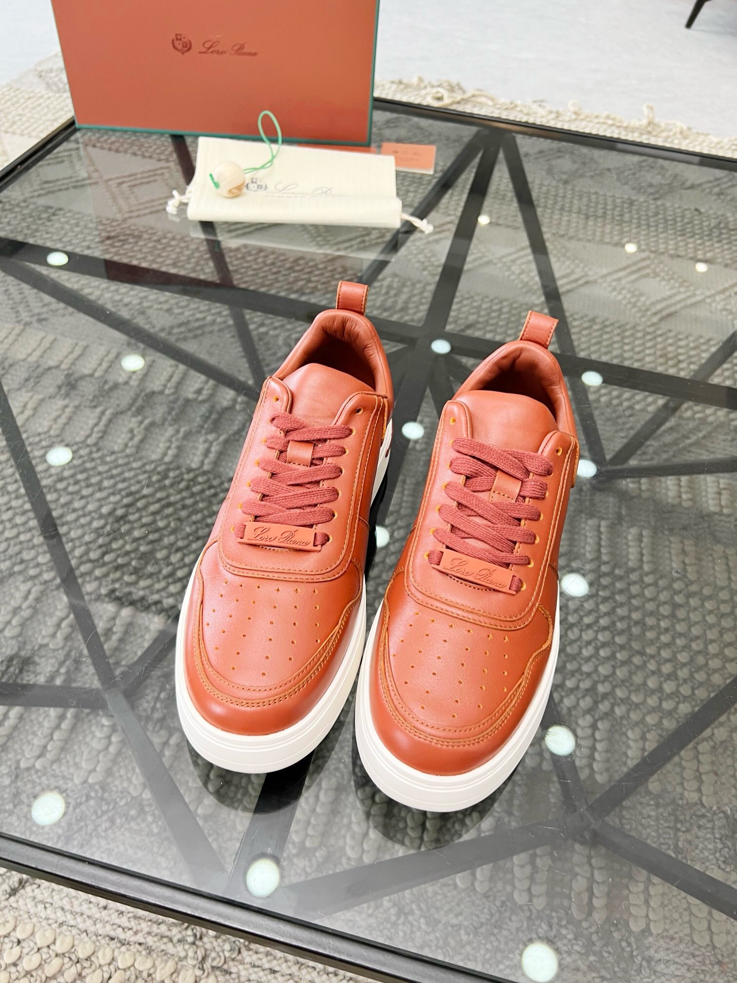 NO:218808,Brand Loro Piana color original color matching code number 39-44 customized 38.45 price Material Nouo Pianya autumn hot product shipped!  The window style LoroPiana mesh cowhide casual sports men's shoes This casual shoe is knitted with Wind fiber, presenting a unique three-dimensional effect. The unique style is slightly narrowed in the middle and is embellished with Naba Leather. The light rubber sole and edge studs enhance grip and stability. The functional details of the shoe are full of modern aesthetics. The upper uses hot melt edge sealing process. The light technical material of the Kummel color rubber outsole is inlaid with cushioning pads on the inner side of the sole, which makes the weight distribution more even and reduces the load during travel. The leather eyelets are directly placed on the upper fixed to the sole to ensure stability. The rear is equipped with cushioning pads to enhance the comfort of wearing. LP casual shoes, loro piana, loro piana, cowhide19860909品牌Loro Piana 颜色原版配色 码数39-44定做38.45 价格 材质诺悠翩雅秋季爆款出货！橱窗款LoroPiana网面牛皮休闲运动男鞋 这款休闲鞋采用Wind纤维针织而成,呈现出别致的立体效果,独特的版型在中段轻微变窄,并以纳巴革细节点缀.轻盈橡胶鞋底和边缘的鞋钉增强抓地力和稳定性,充满现代美感的功能细节设计为鞋子平添了运动风格.鞋面使用热熔封边工艺 Kummel色橡胶外底的轻盈技术材料鞋底内侧镶嵌着缓冲垫,让重量分配更平均,减轻行进间的负荷 皮革鞋眼直接设于固定在鞋底的鞋面上,以确保稳定性 后部搭配缓冲垫,以提升穿着舒适感,LP休闲鞋,loro piana,loro piana,cowhide,Men's shoes