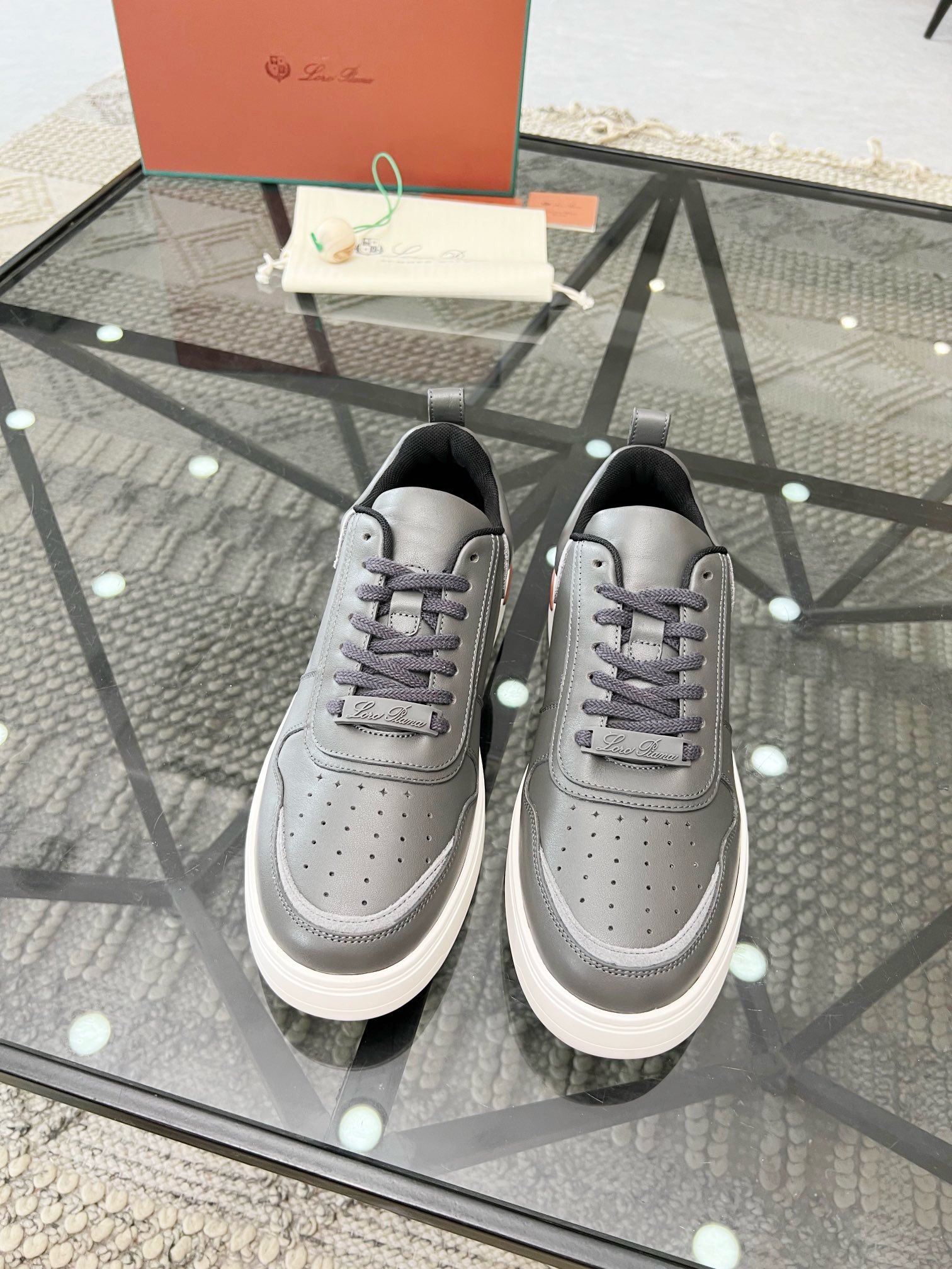 NO:219149,Brand Loro Piana color original color matching code number 39-44 customized 38.45 price Material Nouo Pianya autumn hot product shipped!  The window style LoroPiana mesh cowhide casual sports men's shoes This casual shoe is knitted with Wind fiber, presenting a unique three-dimensional effect. The unique style is slightly narrowed in the middle and is embellished with Naba Leather. The light rubber sole and edge studs enhance grip and stability. The functional details of the shoe are full of modern aesthetics. The upper uses hot melt edge sealing process. The light technical material of the Kummel color rubber outsole is inlaid with cushioning pads on the inner side of the sole, which makes the weight distribution more even and reduces the load during travel. The leather eyelets are directly placed on the upper fixed to the sole to ensure stability. The rear is equipped with cushioning pads to enhance the comfort of wearing. LP casual shoes, loro piana, loro piana, cowhide19860909品牌Loro Piana 颜色原版配色 码数39-44定做38.45 价格 材质诺悠翩雅秋季爆款出货！橱窗款LoroPiana网面牛皮休闲运动男鞋 这款休闲鞋采用Wind纤维针织而成,呈现出别致的立体效果,独特的版型在中段轻微变窄,并以纳巴革细节点缀.轻盈橡胶鞋底和边缘的鞋钉增强抓地力和稳定性,充满现代美感的功能细节设计为鞋子平添了运动风格.鞋面使用热熔封边工艺 Kummel色橡胶外底的轻盈技术材料鞋底内侧镶嵌着缓冲垫,让重量分配更平均,减轻行进间的负荷 皮革鞋眼直接设于固定在鞋底的鞋面上,以确保稳定性 后部搭配缓冲垫,以提升穿着舒适感,LP休闲鞋,loro piana,loro piana,cowhide,Men's shoes