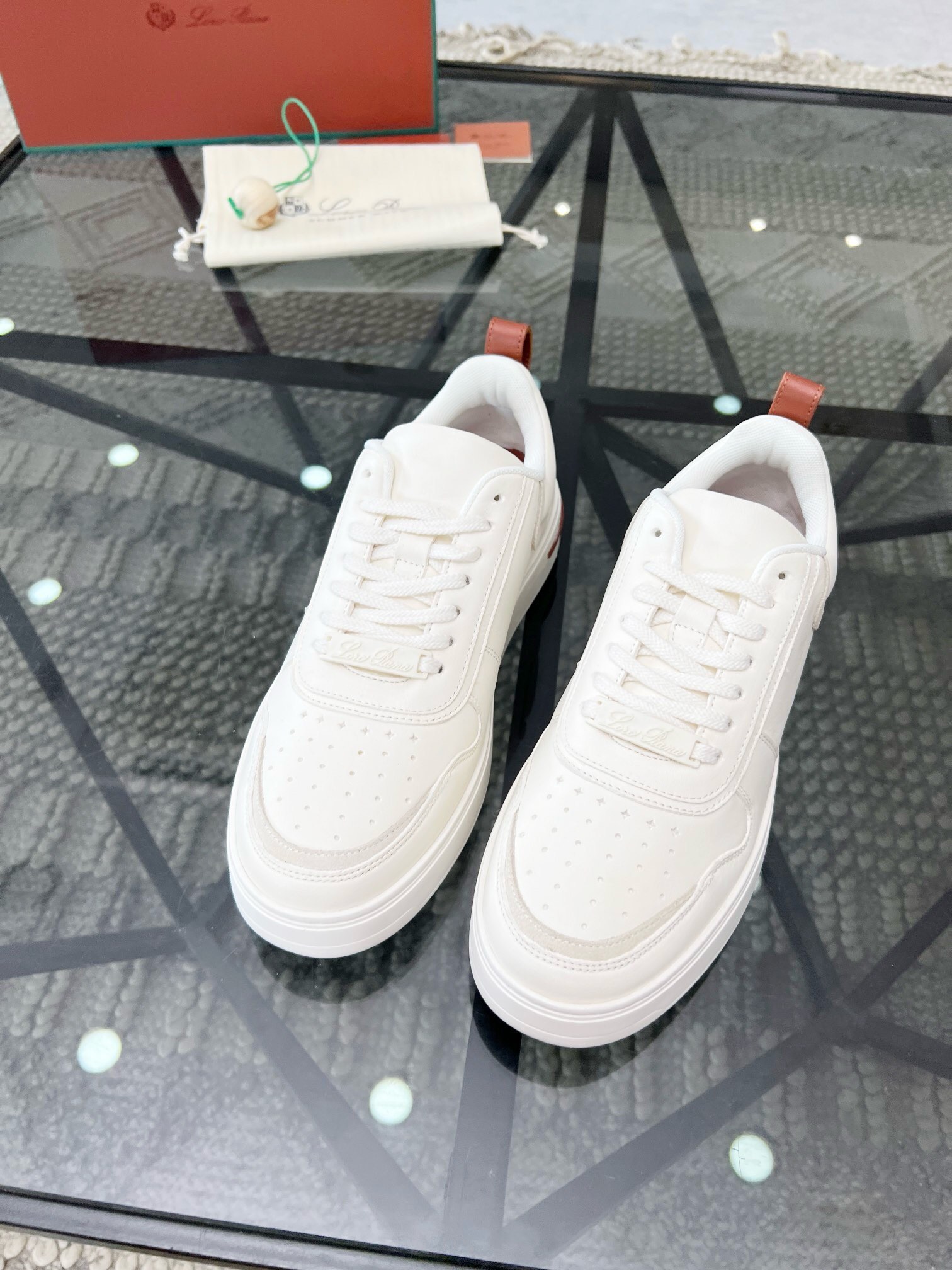 NO:217433,Brand Loro Piana color original color matching code number 39-44 customized 38.45 price Material Nouo Pianya autumn hot product shipped!  The window style LoroPiana mesh cowhide casual sports men's shoes This casual shoe is knitted with Wind fiber, presenting a unique three-dimensional effect. The unique style is slightly narrowed in the middle and is embellished with Naba Leather. The light rubber sole and edge studs enhance grip and stability. The functional details of the shoe are full of modern aesthetics. The upper uses hot melt edge sealing process. The light technical material of the Kummel color rubber outsole is inlaid with cushioning pads on the inner side of the sole, which makes the weight distribution more even and reduces the load during travel. The leather eyelets are directly placed on the upper fixed to the sole to ensure stability. The rear is equipped with cushioning pads to enhance the comfort of wearing. LP casual shoes, loro piana, loro piana, cowhide19860909品牌Loro Piana 颜色原版配色 码数39-44定做38.45 价格 材质诺悠翩雅秋季爆款出货！橱窗款LoroPiana网面牛皮休闲运动男鞋 这款休闲鞋采用Wind纤维针织而成,呈现出别致的立体效果,独特的版型在中段轻微变窄,并以纳巴革细节点缀.轻盈橡胶鞋底和边缘的鞋钉增强抓地力和稳定性,充满现代美感的功能细节设计为鞋子平添了运动风格.鞋面使用热熔封边工艺 Kummel色橡胶外底的轻盈技术材料鞋底内侧镶嵌着缓冲垫,让重量分配更平均,减轻行进间的负荷 皮革鞋眼直接设于固定在鞋底的鞋面上,以确保稳定性 后部搭配缓冲垫,以提升穿着舒适感,LP休闲鞋,loro piana,loro piana,cowhide,Men's shoes