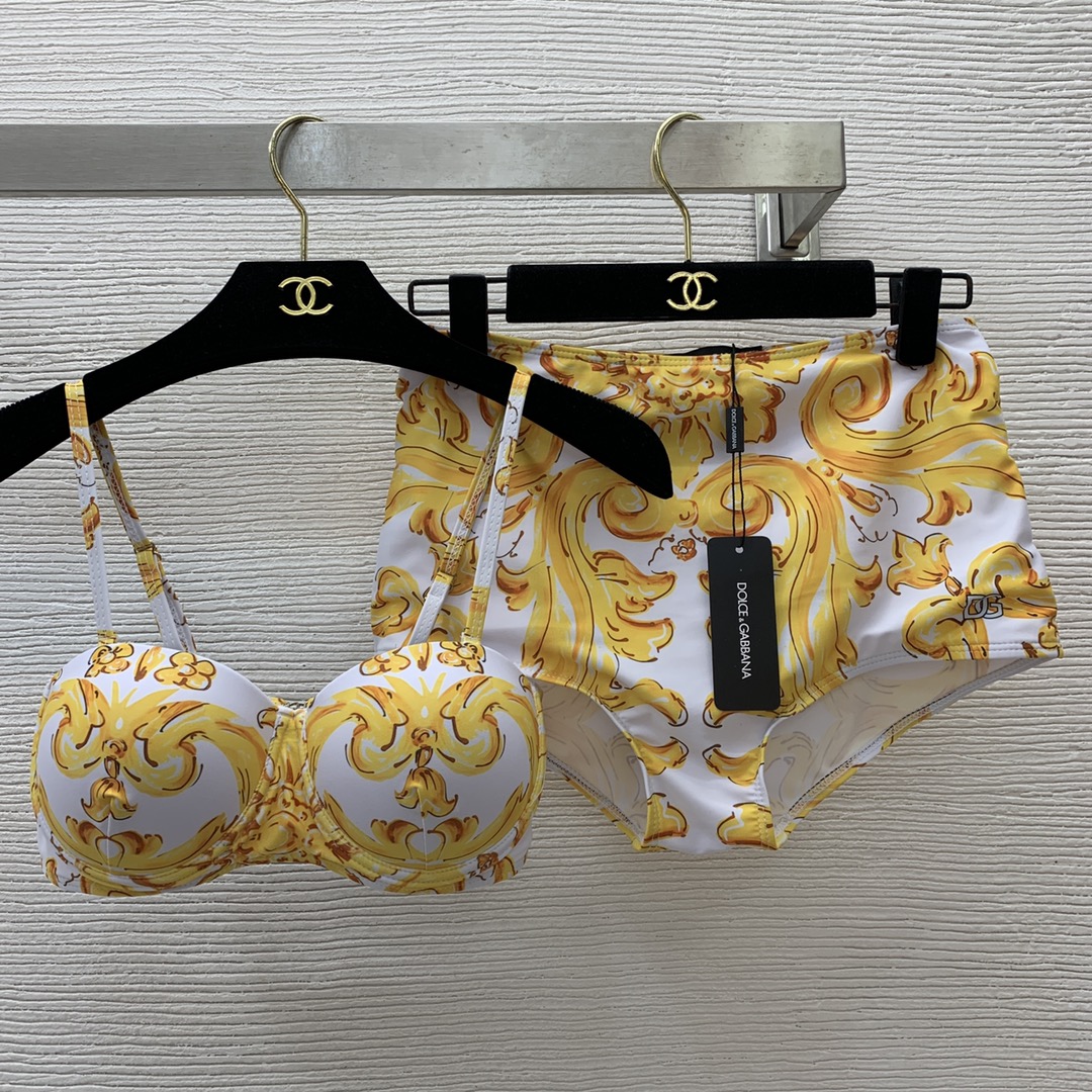 NO:307620,Model number D24072516 Dolce & Gabbana DG* new gold retro pattern printed bikini swimsuit set!  Three-dimensional hard cup bra underwear high waist briefs panties!  ,,Dolce & Gabbana,swimsuits,bikinis,alexander wang19860909款号D24072516 杜嘉班纳DG*新款金色复古花纹印花比基尼泳衣套装！立体型硬罩杯文胸内衣高腰三角裤内裤！ ,,,Dolce&Gabbana,swimsuits,bikinis,alexander wang,Women's clothing