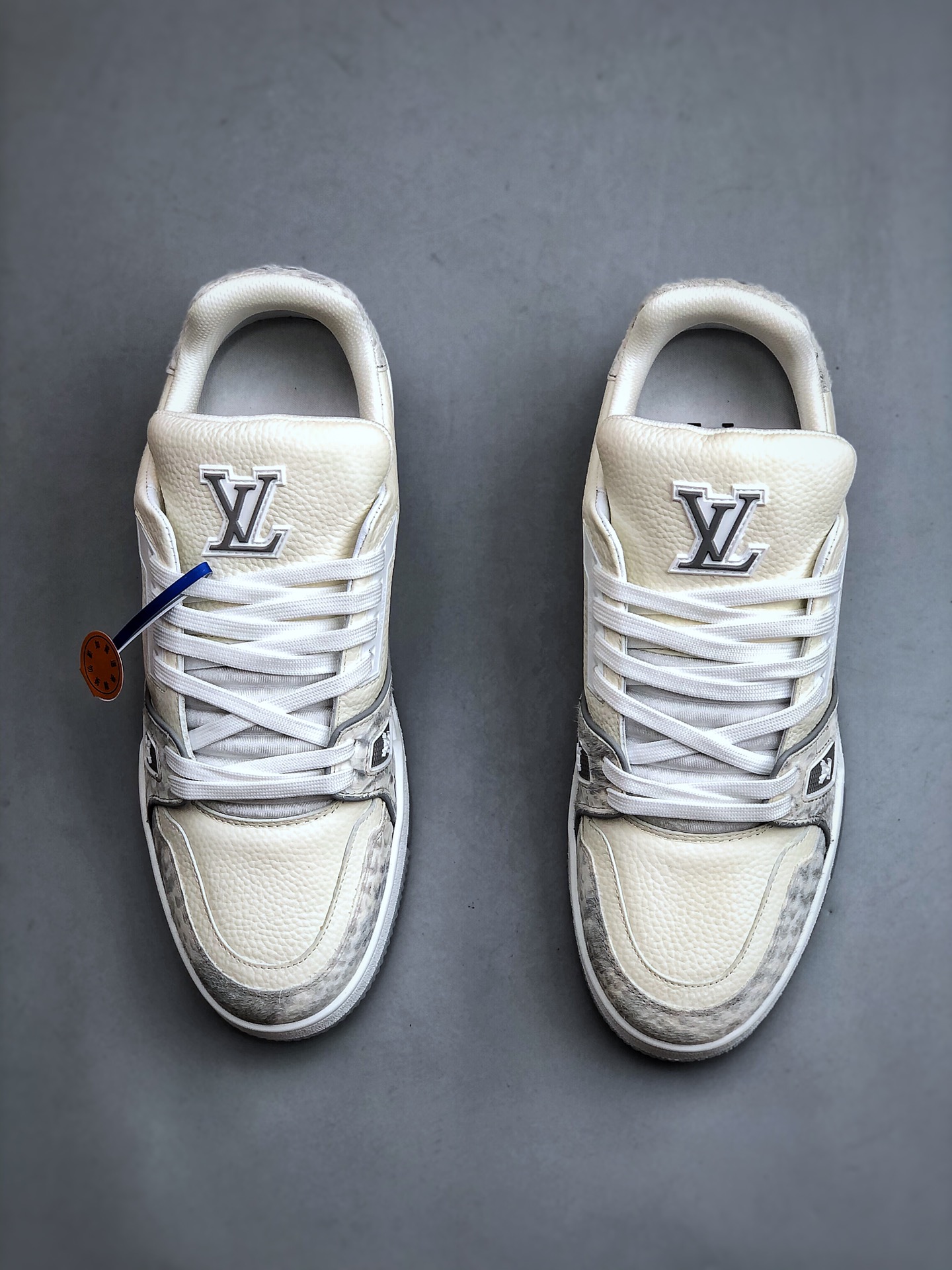 LV-路易-威登trainer 2024走秀侧边饰有品牌LOGO标志