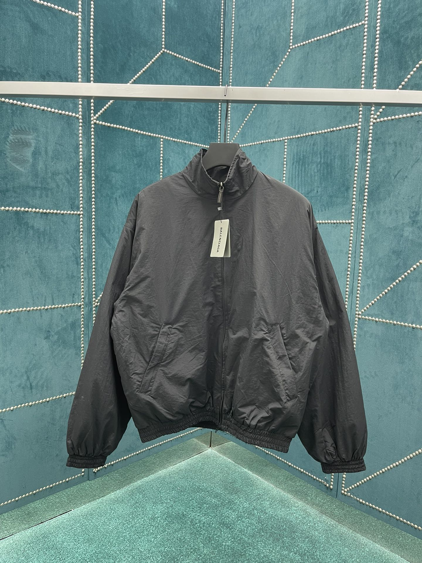 NO:512102,Paris's new jacket features a tech poplin neutral style, a turtleneck, double-head zipper closure, and a BALENCIAGA logo on the back. It is stylish and can be easily matched with trousers or jeans to create a casual look!  Code count XXS.XS.S.M., balenciaga, jeans, jackets & coats, alexander wang19860909巴黎 新款夹克采用科技府绸中性款型,高领,双头拉链开合, 背面饰以BALENCIAGA标识,款式时尚,可与长裤或牛仔裤轻松搭配,打造休闲造型！ 码数XXS.XS.S.M.,,balenciaga,jeans,jackets & coats,alexander wang,Men's clothing