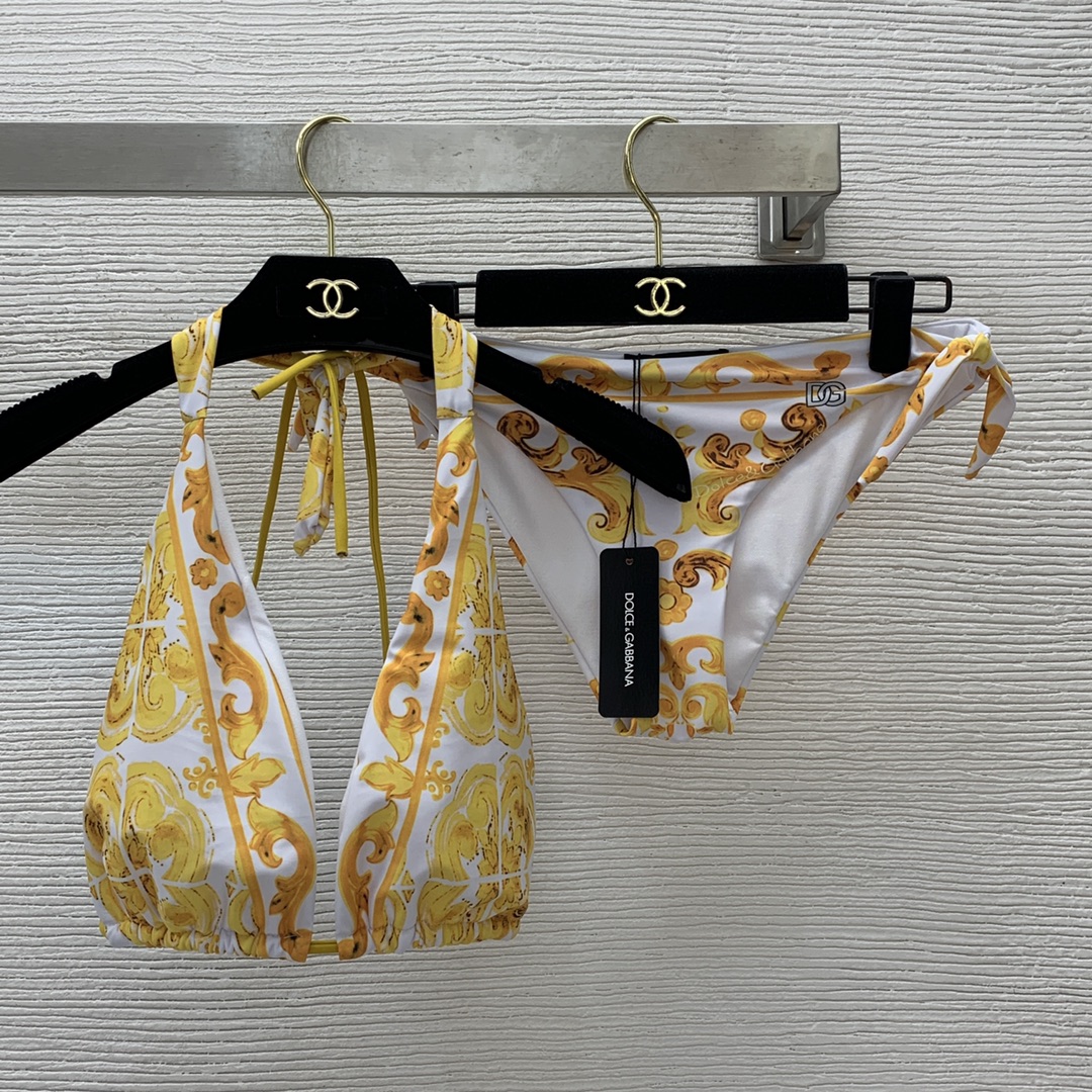 NO:307622,Model number D24072538 Dolce & Gabbana DG* new style gold retro pattern printed bikini split swimsuit set!  Drawstring cup cover strap halter neck bra bra lingerie removable strap decorative briefs panties!  , Dolce & Gabbana, swimsuits, bikinis, alexander wang19860909款号D24072538 杜嘉班纳DG*新款 金色复古花纹印花比基尼分体泳衣套装！抽绳杯罩绑带挂脖文胸内衣可拆卸绑带装饰三角裤内裤！,,Dolce&Gabbana,swimsuits,bikinis,alexander wang,Women's clothing