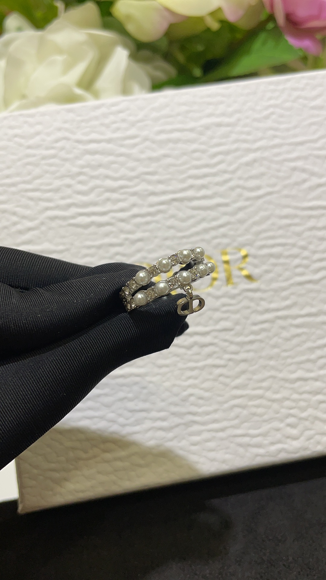 今日到货购入yb·银色\n新款PetitCD珍珠拼水钻银色CD吊坠双层戒指\n\n珍珠拼水钻的双层设计自带叠戴感\n360度无死角的美貌✨闭眼入不出错\n佩戴上手超美非常有富家千金气质\n\nsize：S-M-L对应6-7-8码\n独家购入yb黄铜材质施华洛银色魅影钻\n戒指带包装