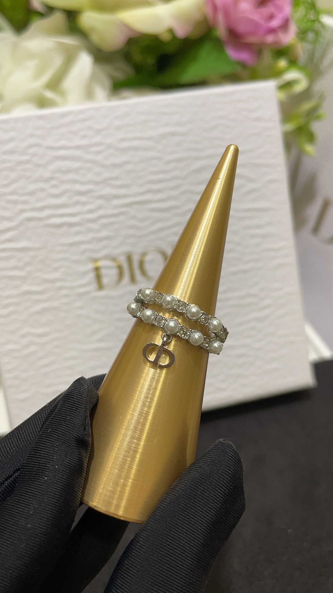 今日到货购入yb·银色\n新款PetitCD珍珠拼水钻银色CD吊坠双层戒指\n\n珍珠拼水钻的双层设计自带叠戴感\n360度无死角的美貌✨闭眼入不出错\n佩戴上手超美非常有富家千金气质\n\nsize：S-M-L对应6-7-8码\n独家购入yb黄铜材质施华洛银色魅影钻\n戒指带包装