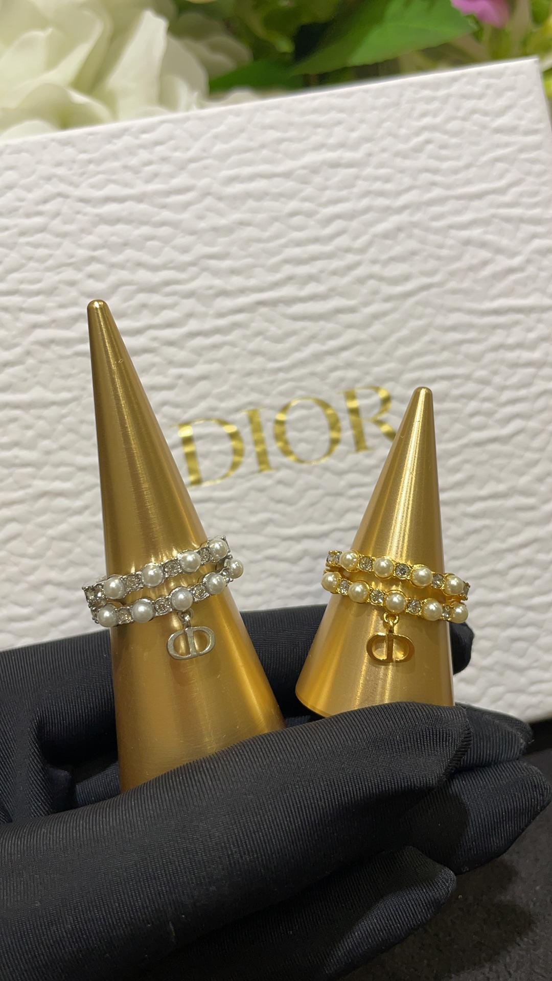 今日到货购入yb·银色\n新款PetitCD珍珠拼水钻银色CD吊坠双层戒指\n\n珍珠拼水钻的双层设计自带叠戴感\n360度无死角的美貌✨闭眼入不出错\n佩戴上手超美非常有富家千金气质\n\nsize：S-M-L对应6-7-8码\n独家购入yb黄铜材质施华洛银色魅影钻\n戒指带包装
