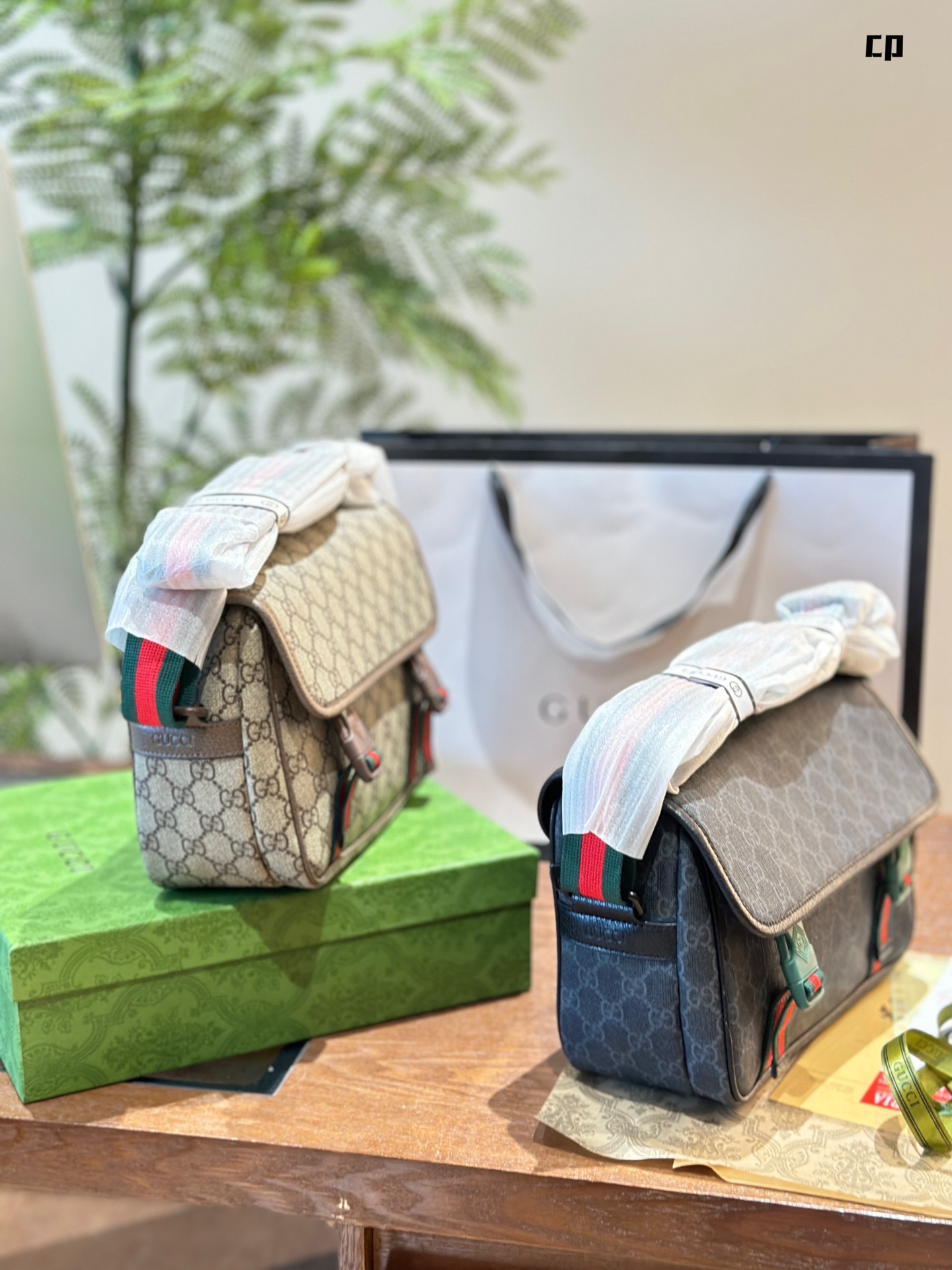 Gucci Ophidia Bolso de Mensajero Pequeño con GG Supreme y Detalles Distintivos 5 i1721901405 4600 3
