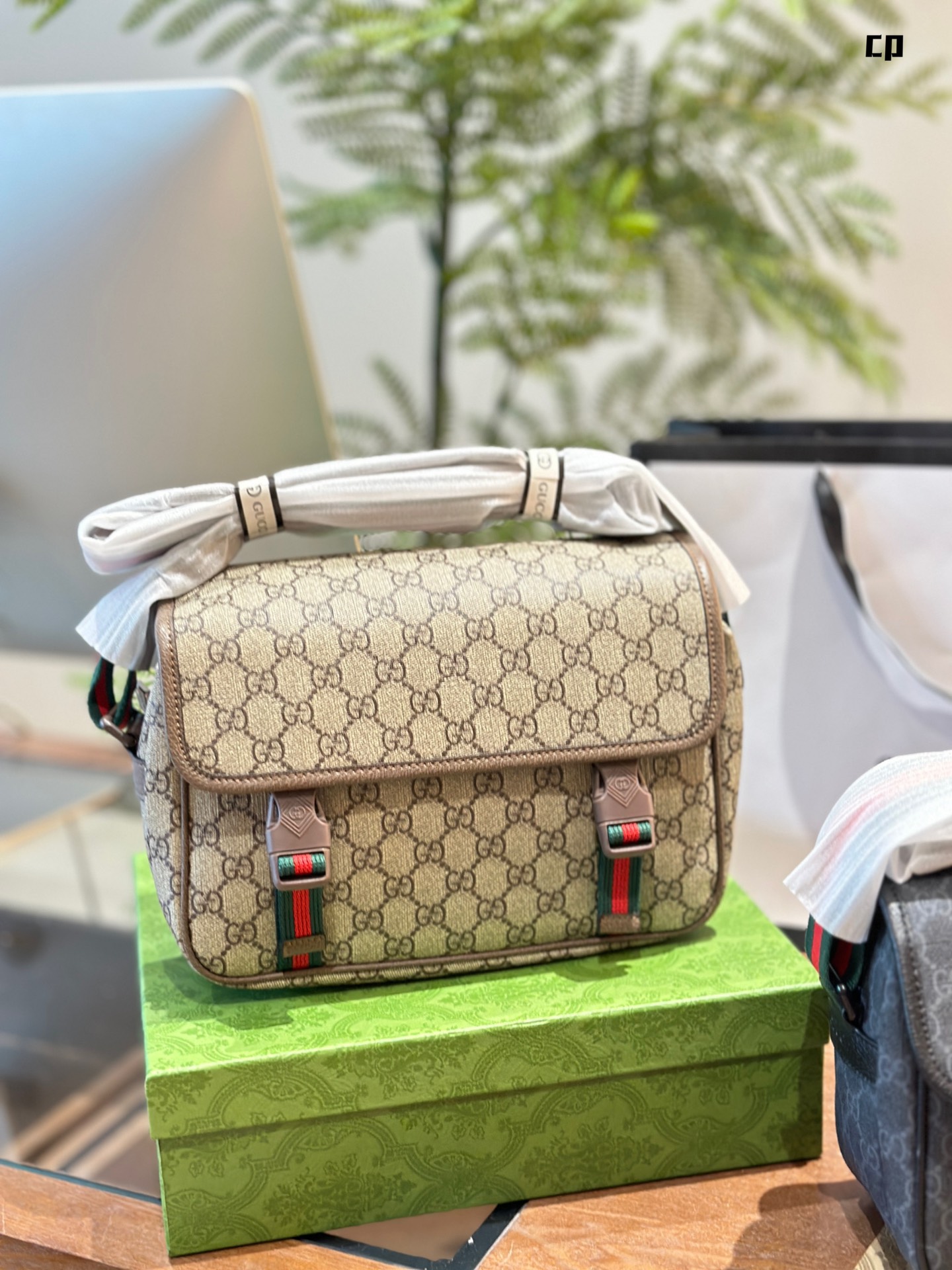 Gucci Ophidia Bolso de Mensajero Pequeño con GG Supreme y Detalles Distintivos 4 i1721901405 6256 2