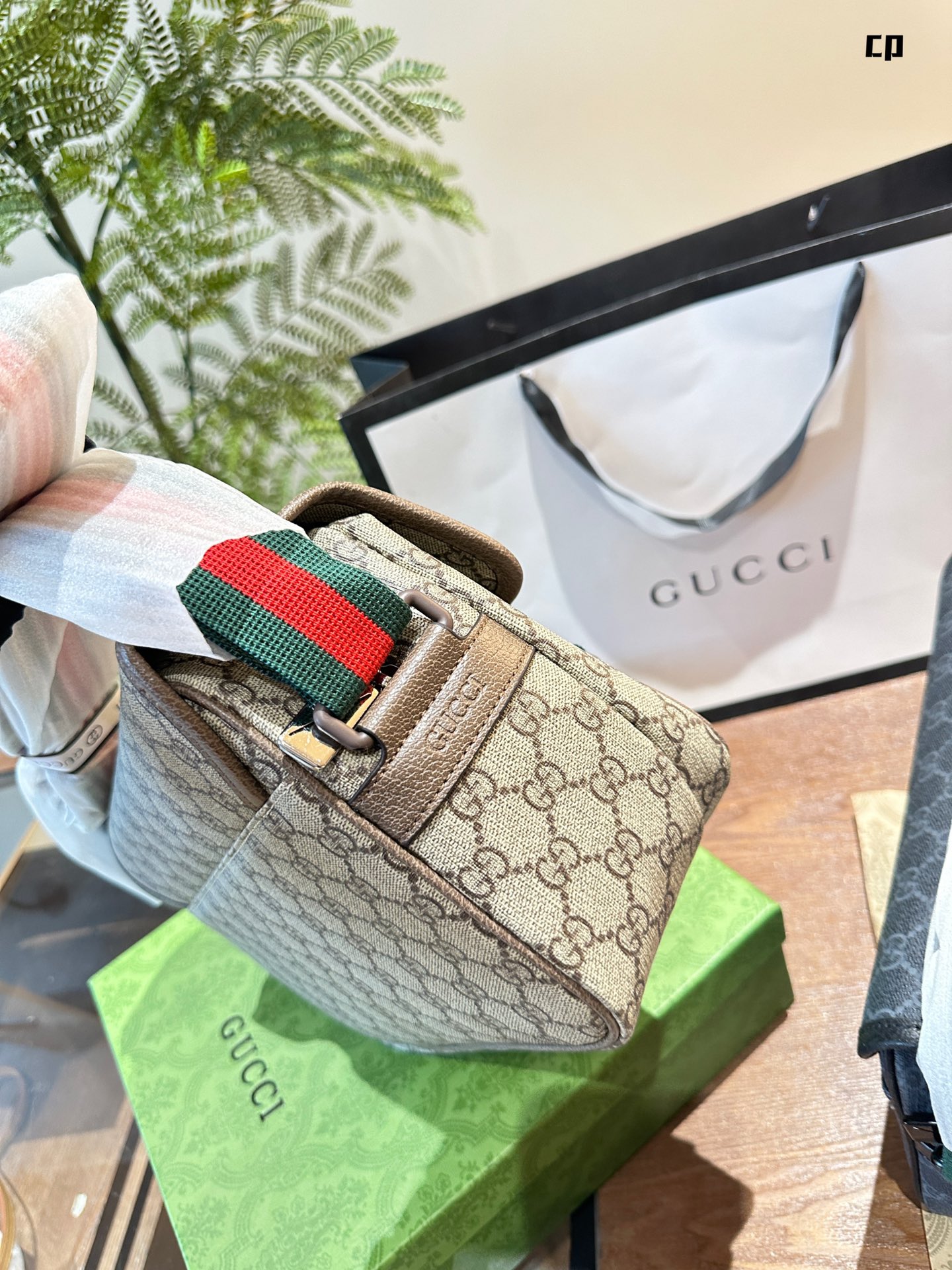 Gucci Ophidia Bolso de Mensajero Pequeño con GG Supreme y Detalles Distintivos 6 i1721901405 6768 4