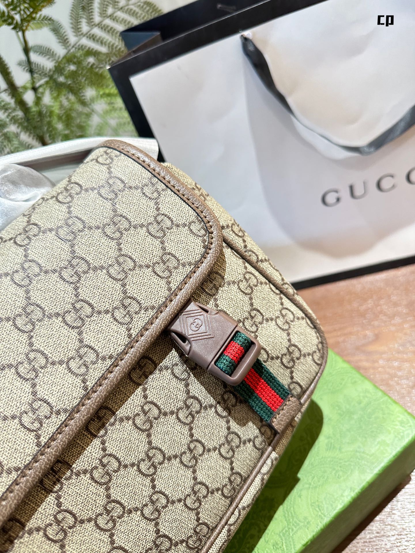 Gucci Ophidia Bolso de Mensajero Pequeño con GG Supreme y Detalles Distintivos 7 i1721901405 6816 5