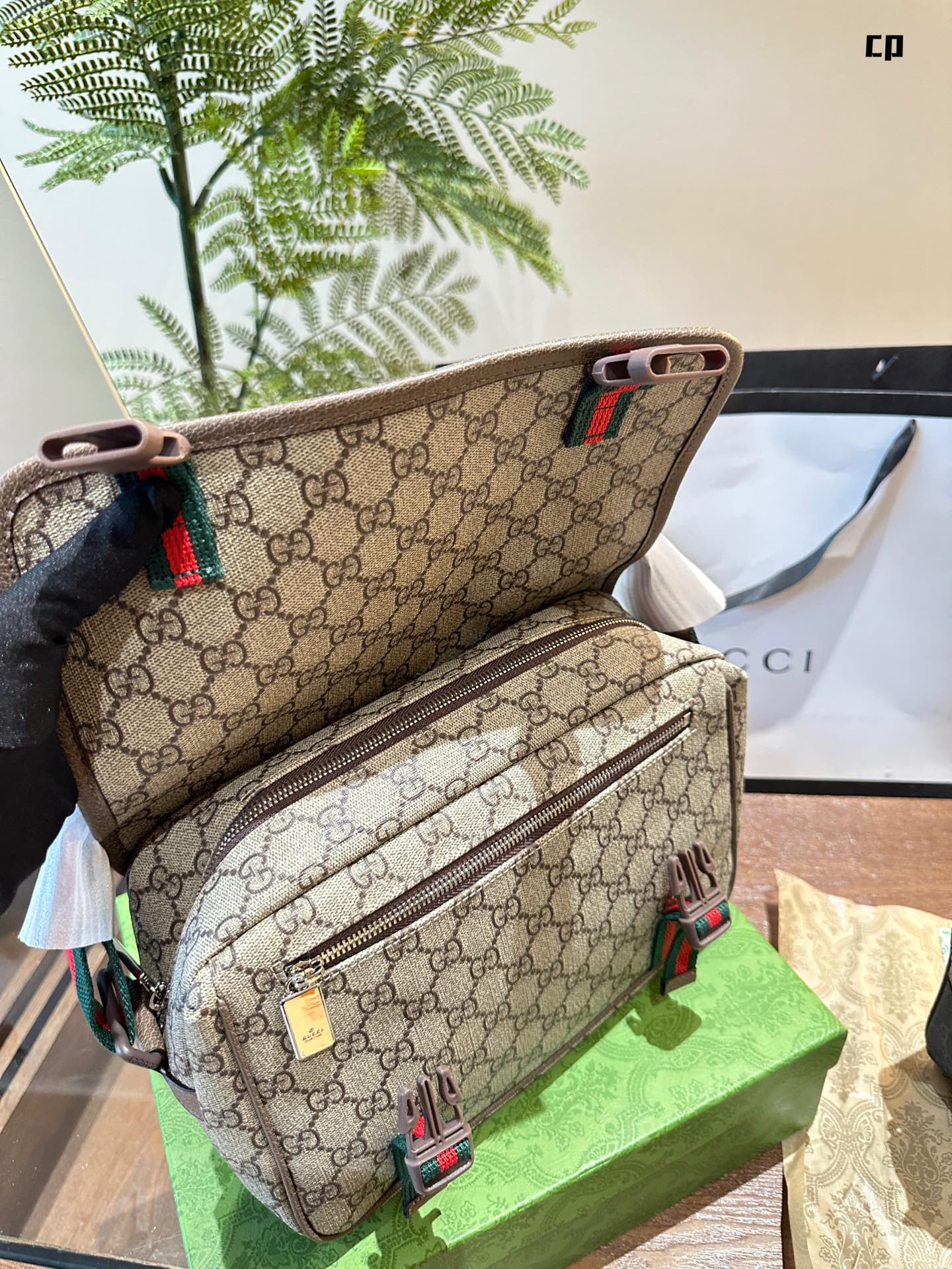 Gucci Ophidia Bolso de Mensajero Pequeño con GG Supreme y Detalles Distintivos 10 i1721901405 7187 8