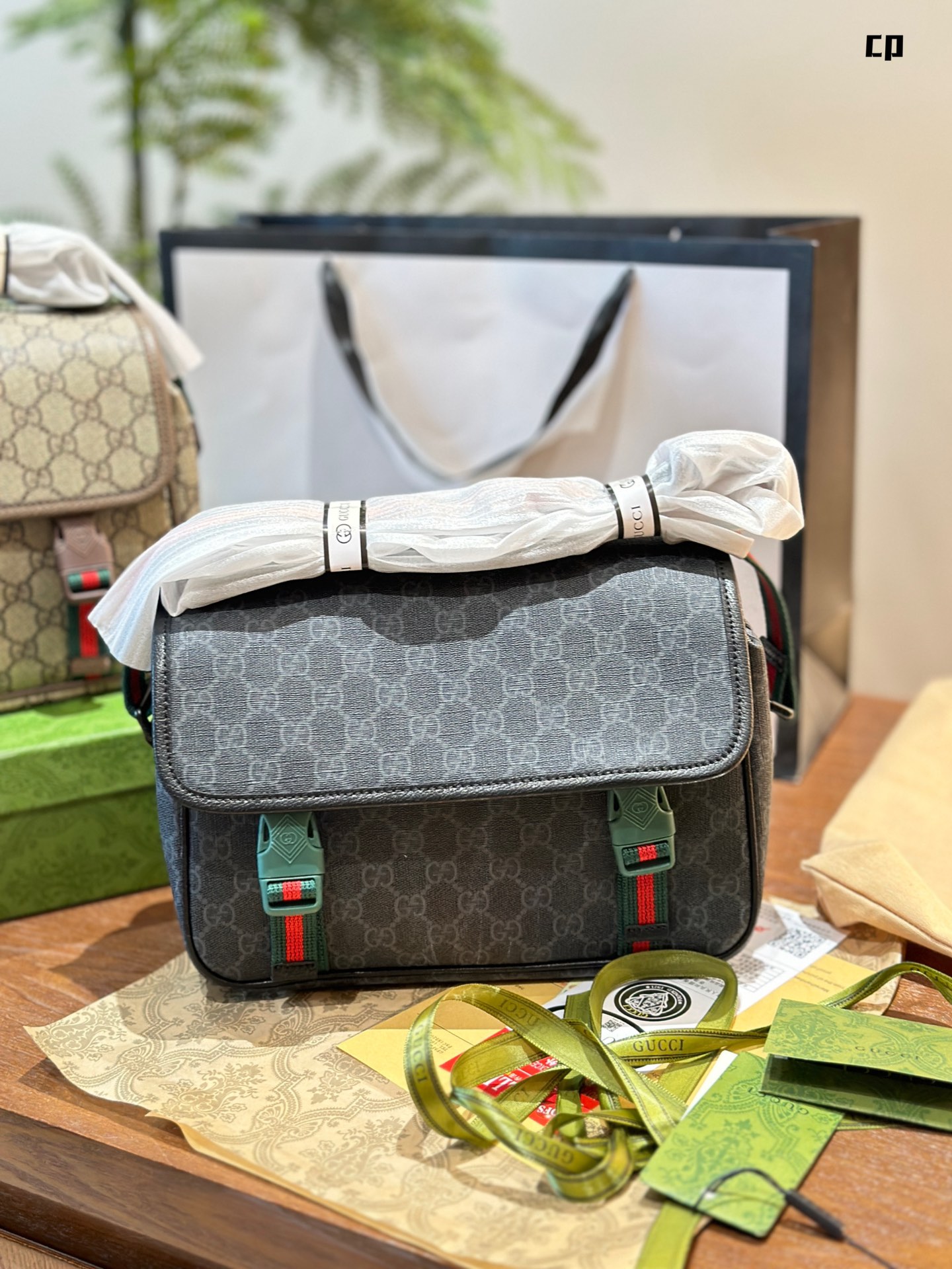 Gucci Ophidia Bolso de Mensajero Pequeño con GG Supreme y Detalles Distintivos 3 i1721901405 9270 1