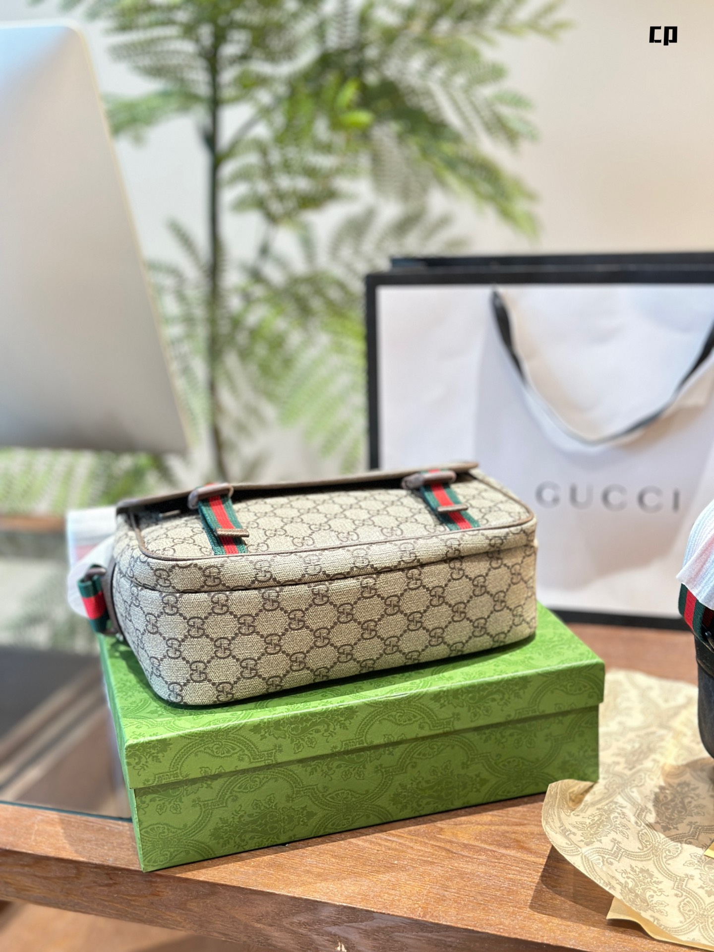 Gucci Ophidia Bolso de Mensajero Pequeño con GG Supreme y Detalles Distintivos 9 i1721901405 9804 7