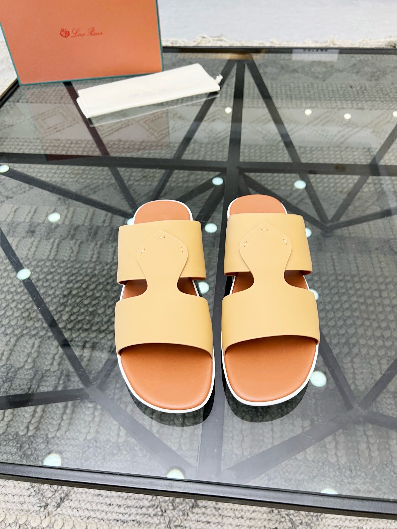 NO:218472,Brand Loro Piana color original color matching code number 39-44 customized 384546 price Material Nouo Pianya summer hot product shipped!  LP men's casual sandals The upper of this sandal is made of Italian calfskin, which presents a unique three-dimensional effect. The mid-layer foot is the original 1:1 replica private model. It has three-dimensional and skin-friendly feel. It is extremely comfortable to wear., LP-slippers-sandals, loro piana, loro piana, sandals, slippers, cowhide19860909品牌Loro Piana 颜色原版配色 码数39-44定做384546 价格 材质诺悠翩雅夏季爆款出货！LP男士休闲凉拖鞋 此款凉鞋 鞋面采用意大利小牛皮,呈现出别致的立体效果,中层脚掌为原版1:1复刻私模 立体感和亲肤感十足 上脚极度舒适.,LP-拖鞋-凉鞋,loro piana,loro piana,sandals,slippers,cowhide,Men's shoes