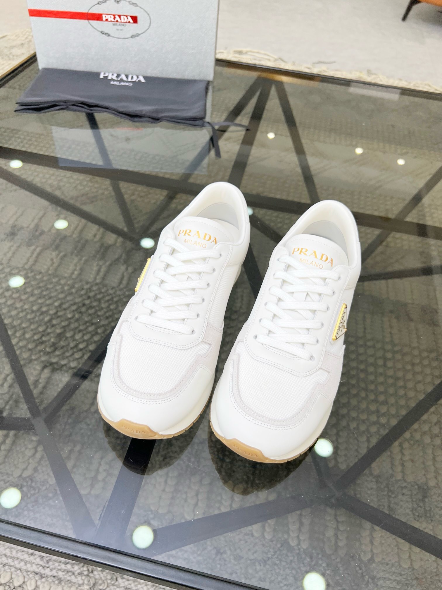 NO:218204,Brand P R A D A Color Original Color Code Number 39-44 Standard Code Price Material Prada New Product Original Single-Custom Low-top Casual Sports Shoes!  The upper is made of original soft cowhide with Prada logo mesh lining. The original molded sole of cowhide is made of high quality. Prada, prada, sneakers, cowhide19860909品牌P R A D A 颜色原版配色 码数39-44标准码 价格 材质普拉达新品原单货低帮休闲运动鞋！鞋面采用原版柔软牛皮搭配普拉达标识网布内里 牛皮垫脚原版开模大底、高品质值得拥有,普拉达,prada,sneakers,cowhide,Men's shoes