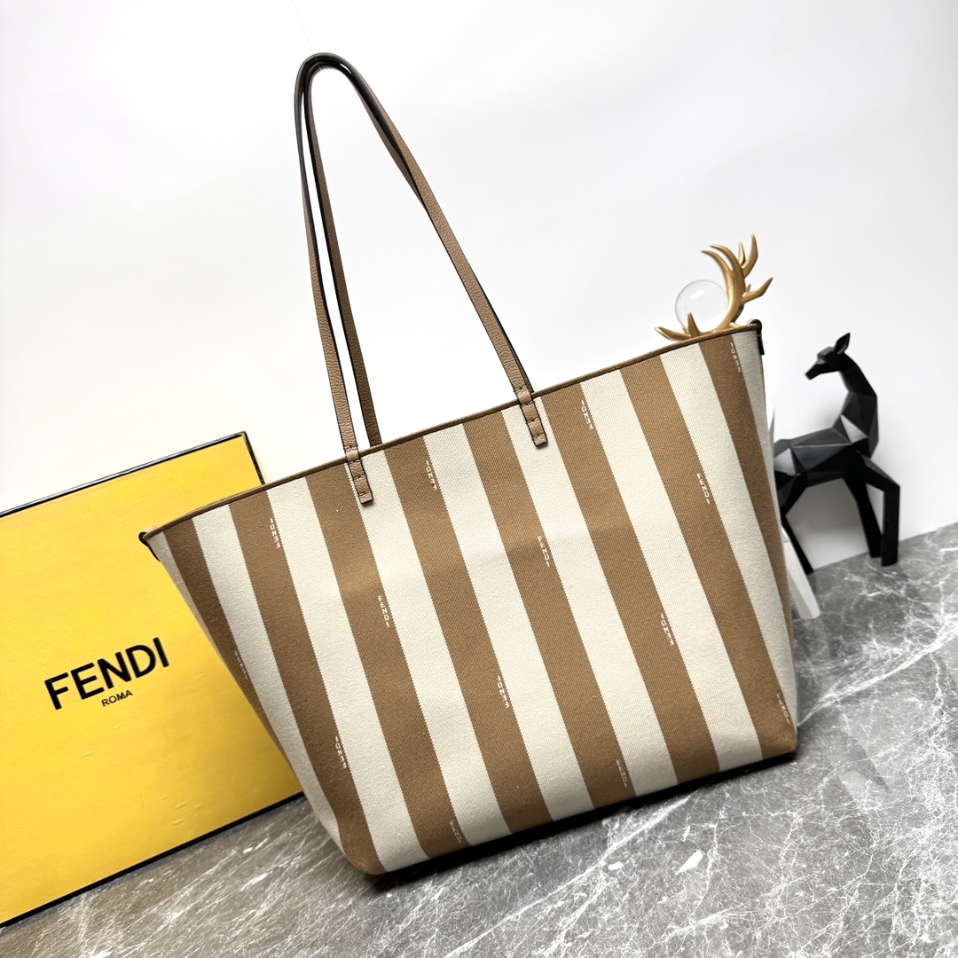 NO:182408,The latest Roll large shopping bag, practical and classic tote bag, both practical and exquisite details. It adopts a double-sided design, FF jacquard fabric material, shoulder-mounted Size: 35-19.5-32cm, FENDI, fendi19860909最新Roll大号购物袋,实用经典大手提包,兼具实用性和精致细节.采用双面设计,FF提花布料材质,可肩背 Size:35-19.5-32cm,FENDI,fendi,Bag