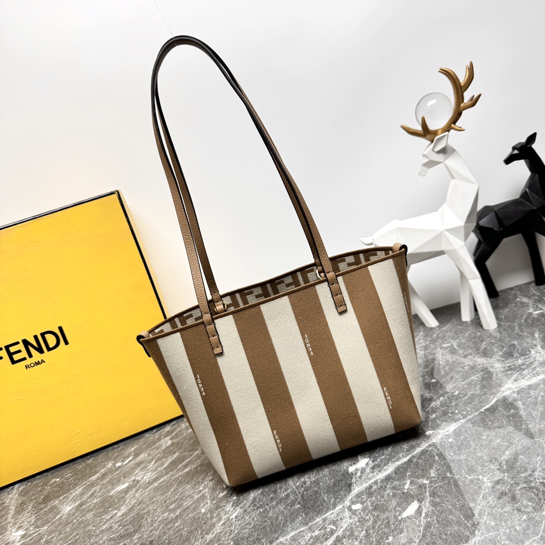 NO:182414,The latest Roll small shopping bag, practical and classic tote bag, both practical and exquisite details. It adopts a double-sided design, FF jacquard fabric material, shoulder-mounted Size: 23-15-19.5cm 359,FENDI,fendi19860909最新Roll小号购物袋,实用经典大手提包,兼具实用性和精致细节.采用双面设计,FF提花布料材质,可肩背 Size:23-15-19.5cm 359,FENDI,fendi,Bag