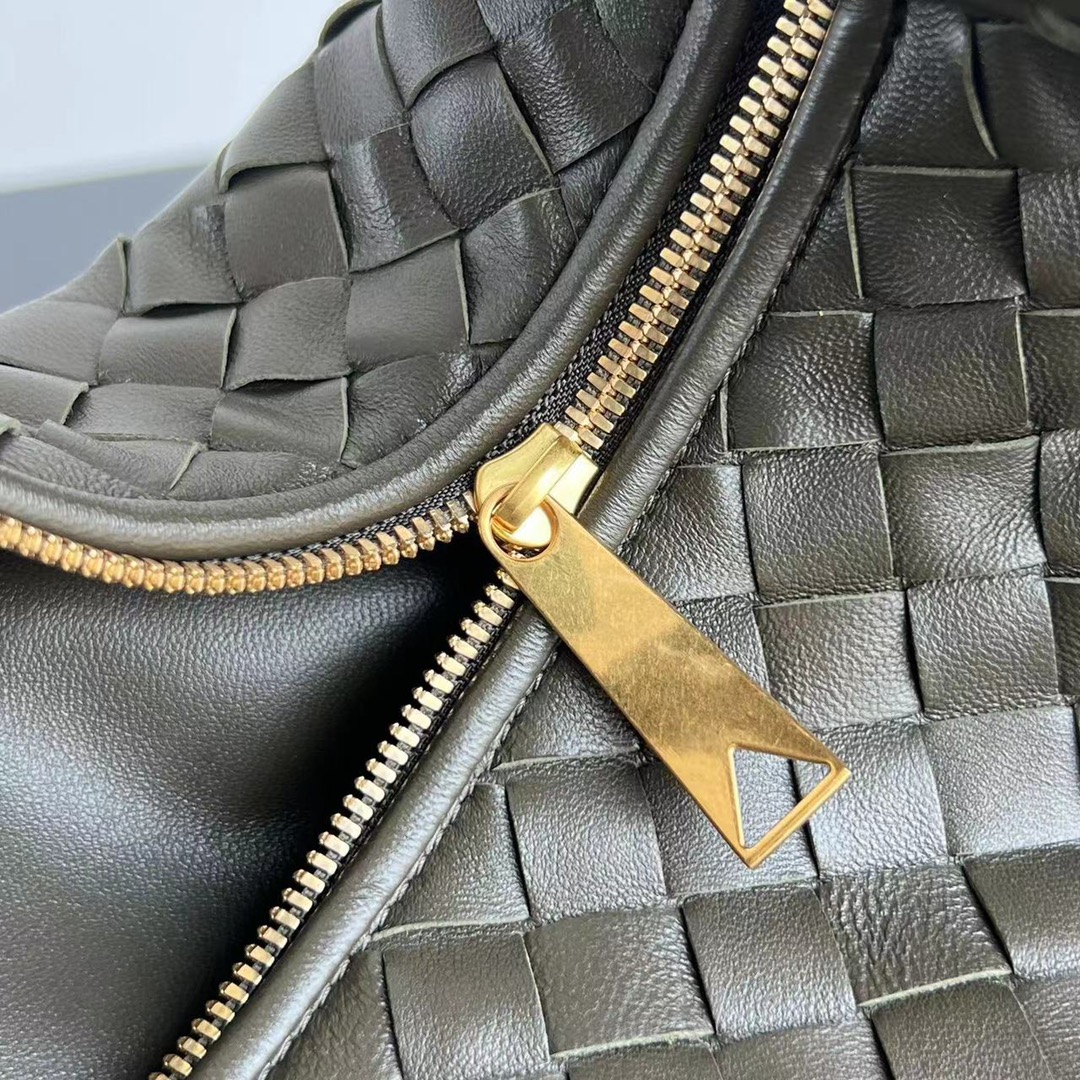 #JODIE medium size ~ 690225 is much more practical than the small size. The shape is still fashionable and good-looking. Made of classic sheepskin weaving. The iconic weaving has always been the most proud design of BV. The soft shape is super suitable for concave shapes~ Not only the size has been changed, but the quality details are also more refined. The shape is rounder and more Q. The large size has more styles. Not only is it practical, it can fit everything, but it can also carry Jodie’s fashionable concave shape. It’s really both practical and fashionable. It’s awesome! Dimensions: 36x21x13, photo 1