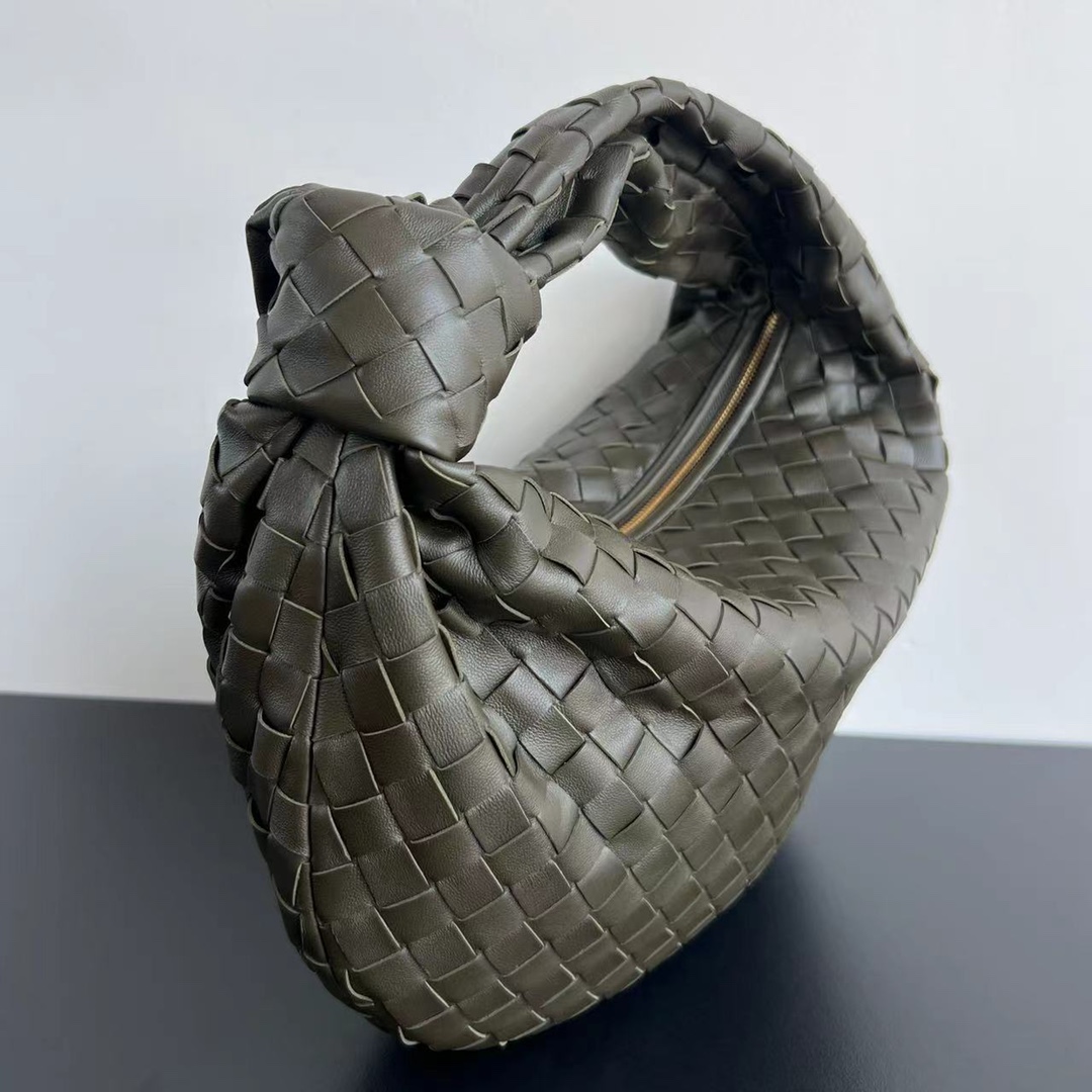 #JODIE medium size ~ 690225 is much more practical than the small size. The shape is still fashionable and good-looking. Made of classic sheepskin weaving. The iconic weaving has always been the most proud design of BV. The soft shape is super suitable for concave shapes~ Not only the size has been changed, but the quality details are also more refined. The shape is rounder and more Q. The large size has more styles. Not only is it practical, it can fit everything, but it can also carry Jodie’s fashionable concave shape. It’s really both practical and fashionable. It’s awesome! Dimensions: 36x21x13, photo 2