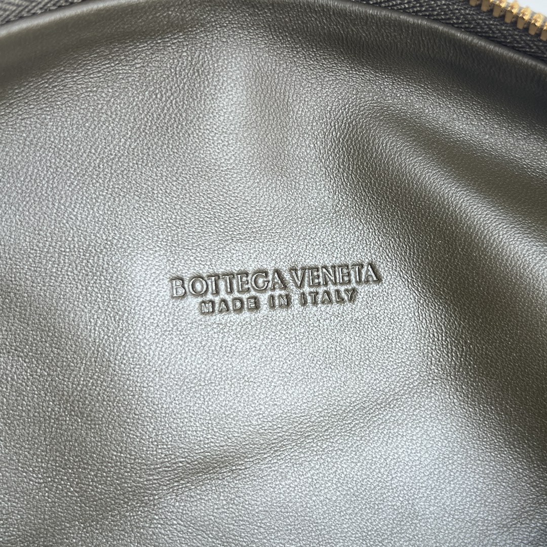 #JODIE medium size ~ 690225 is much more practical than the small size. The shape is still fashionable and good-looking. Made of classic sheepskin weaving. The iconic weaving has always been the most proud design of BV. The soft shape is super suitable for concave shapes~ Not only the size has been changed, but the quality details are also more refined. The shape is rounder and more Q. The large size has more styles. Not only is it practical, it can fit everything, but it can also carry Jodie’s fashionable concave shape. It’s really both practical and fashionable. It’s awesome! Dimensions: 36x21x13, photo 3