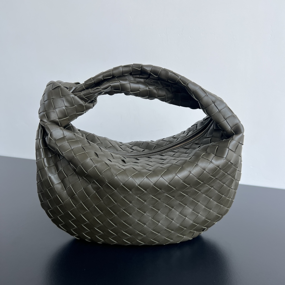 #JODIE medium size ~ 690225 is much more practical than the small size. The shape is still fashionable and good-looking. Made of classic sheepskin weaving. The iconic weaving has always been the most proud design of BV. The soft shape is super suitable for concave shapes~ Not only the size has been changed, but the quality details are also more refined. The shape is rounder and more Q. The large size has more styles. Not only is it practical, it can fit everything, but it can also carry Jodie’s fashionable concave shape. It’s really both practical and fashionable. It’s awesome! Dimensions: 36x21x13,
