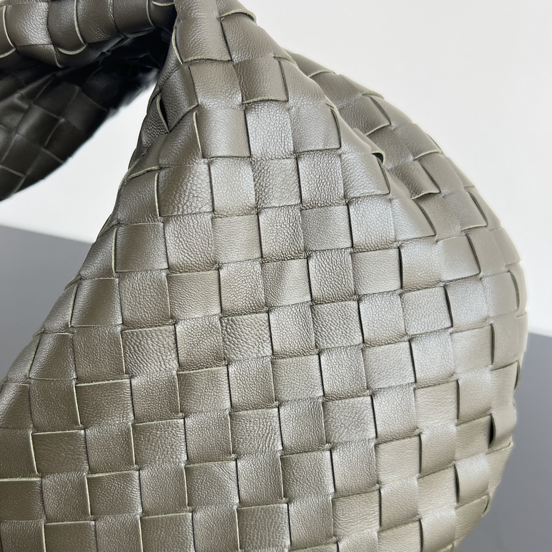 #JODIE medium size ~ 690225 is much more practical than the small size. The shape is still fashionable and good-looking. Made of classic sheepskin weaving. The iconic weaving has always been the most proud design of BV. The soft shape is super suitable for concave shapes~ Not only the size has been changed, but the quality details are also more refined. The shape is rounder and more Q. The large size has more styles. Not only is it practical, it can fit everything, but it can also carry Jodie’s fashionable concave shape. It’s really both practical and fashionable. It’s awesome! Dimensions: 36x21x13, photo 5