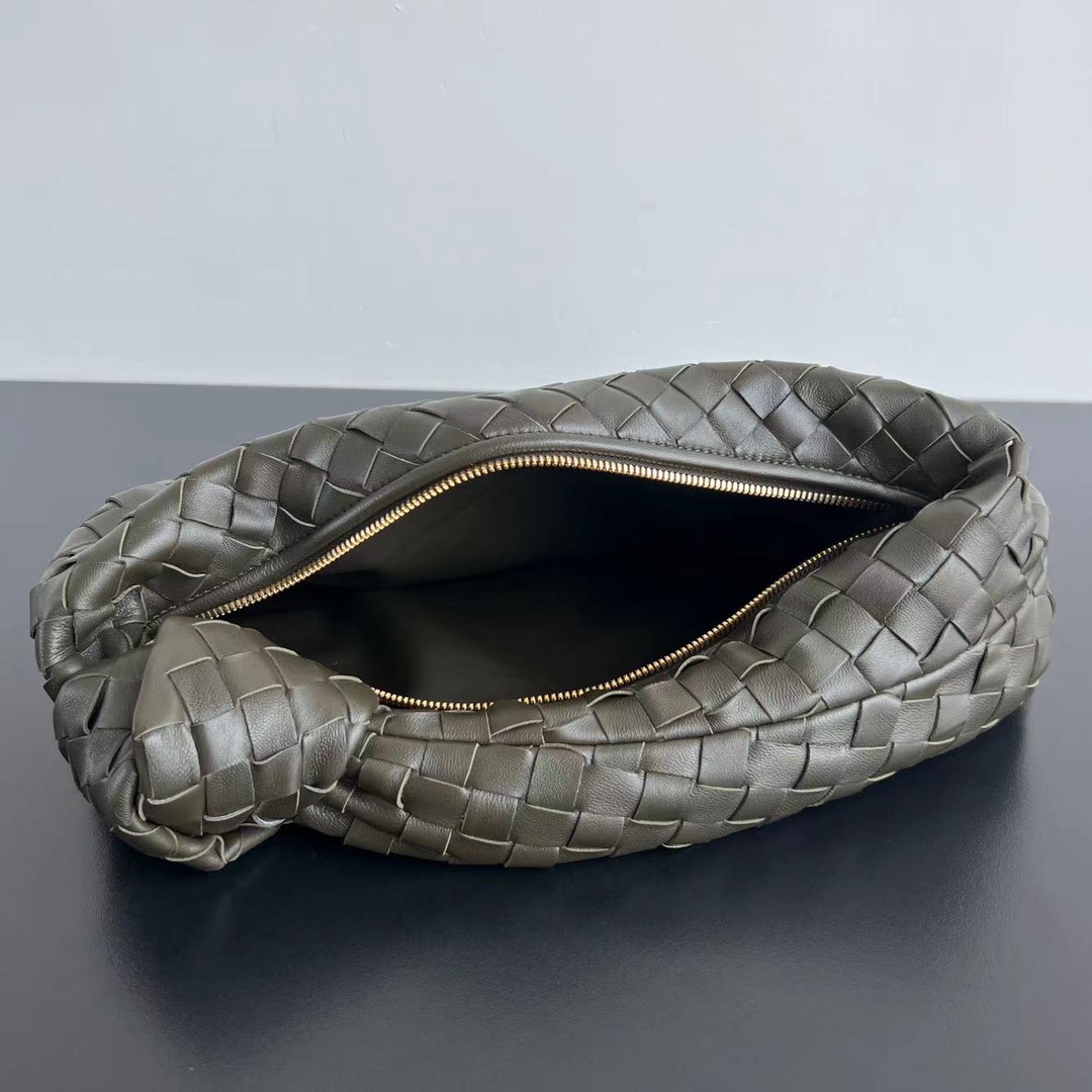 #JODIE medium size ~ 690225 is much more practical than the small size. The shape is still fashionable and good-looking. Made of classic sheepskin weaving. The iconic weaving has always been the most proud design of BV. The soft shape is super suitable for concave shapes~ Not only the size has been changed, but the quality details are also more refined. The shape is rounder and more Q. The large size has more styles. Not only is it practical, it can fit everything, but it can also carry Jodie’s fashionable concave shape. It’s really both practical and fashionable. It’s awesome! Dimensions: 36x21x13, photo 9