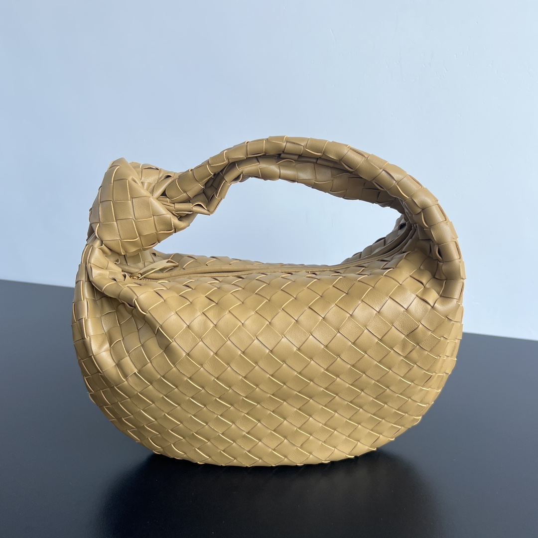 #JODIE medium size ~ 690225 is much more practical than the small size. The shape is still fashionable and good-looking. Made of classic sheepskin weaving. The iconic weaving has always been the most proud design of BV. The soft shape is super suitable for concave shapes~ Not only the size has been changed, but the quality details are also more refined. The shape is rounder and more Q. The large size has more styles. Not only is it practical, it can fit everything, but it can also carry Jodie’s fashionable concave shape. It’s really both practical and fashionable. It’s awesome! Dimensions: 36x21x13,