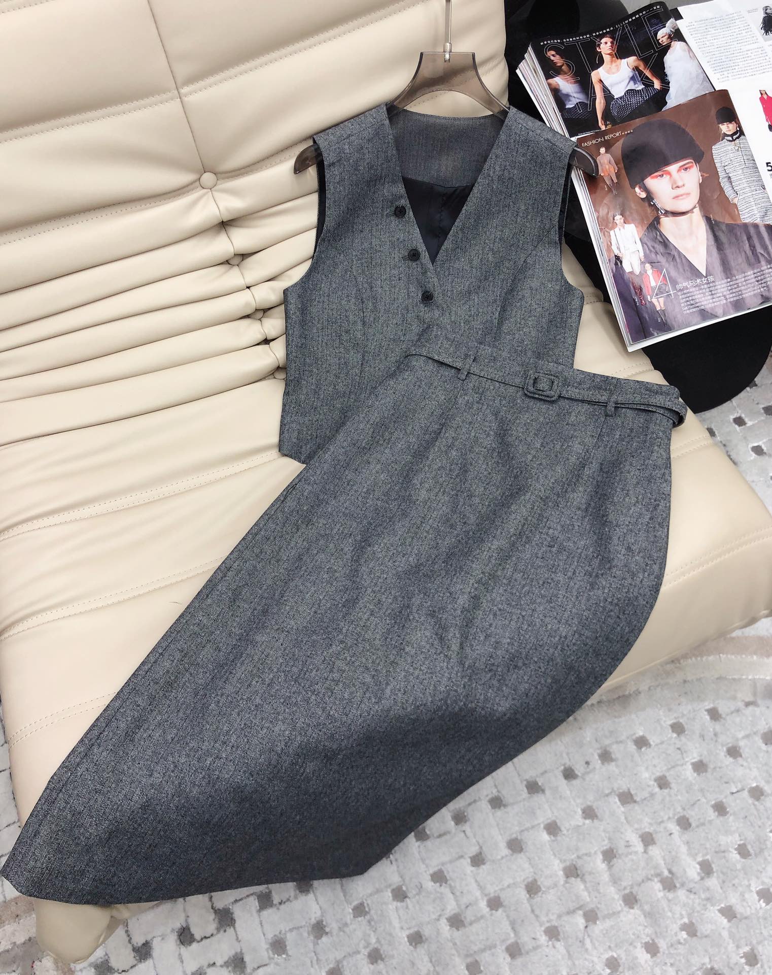 NO:587396,New model of vest skirt, D's irregular V-neck buttoned vest top, high-waisted skirt, two-piece set, a super textured set, including wool fabric, super good texture, high-waisted skirt paired with super long legs, a set of upper body, versatile and fashionable, textured version is very good, recommended set SML, dior, skirts, alexander wang19860909背心半裙新款 D家不规则V领排扣马甲上衣高腰半裙 两件套 ,超有质感的一款套装 含羊毛面料 质感超好 高腰半身裙搭配超级显腿长,一套上身百搭时尚,质感版型杆杆滴,推荐一套 SML,,dior,skirts,alexander wang,Women's clothing