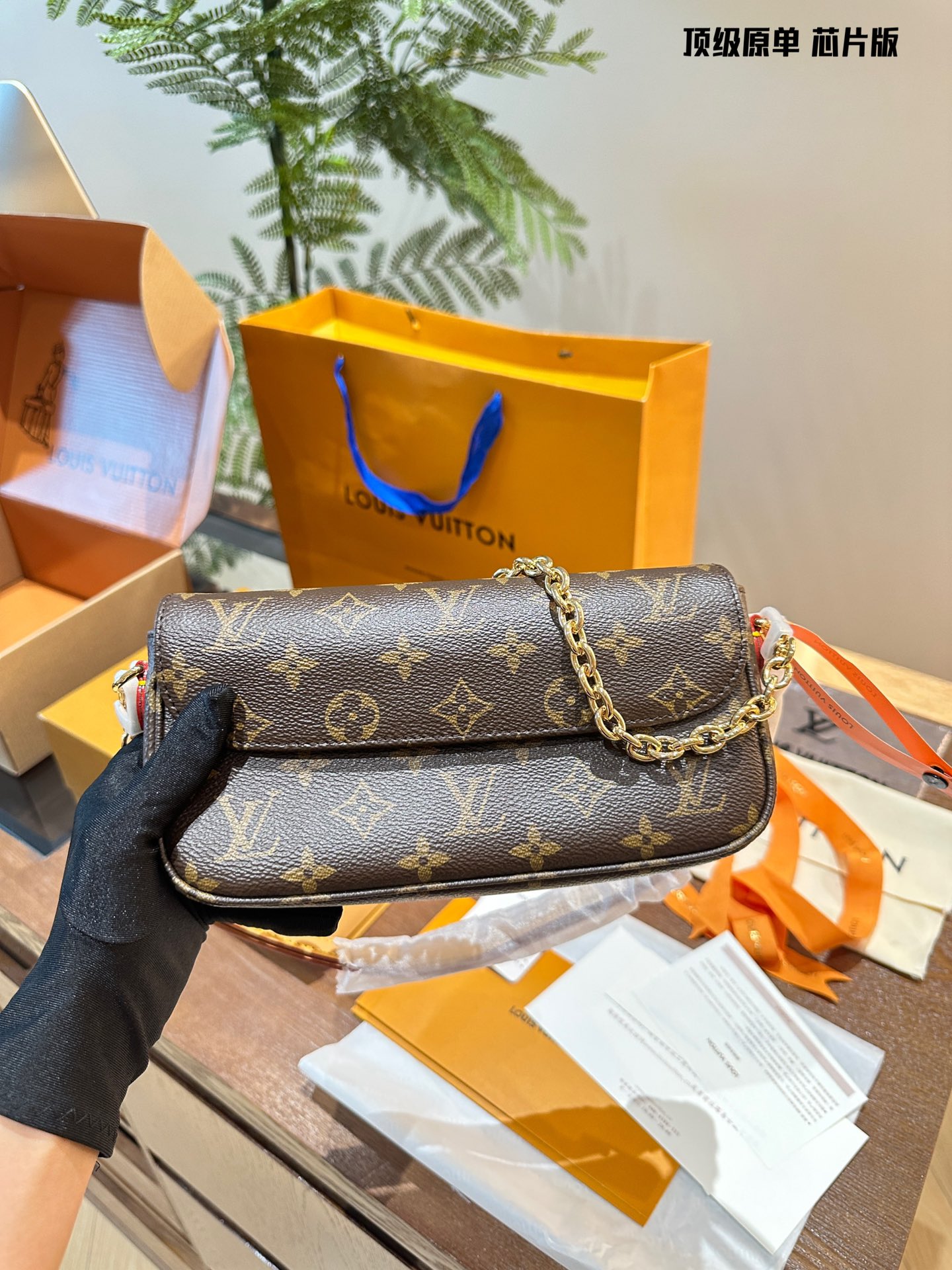 versione con chip p190 Hardware interamente in acciaio Iv La borsa per presbiopia più popolare quest’anno è la borsa ivywoc Wallet On Chain Ivy è realizzata in tela Monogram e si ispira alla borsa Sac Recoleta degli anni 2000. Lo scomparto per carte e la tasca interna con cerniera possono soddisfare le esigenze quotidiane, mentre la catena e la tracolla regolabile in pelle sono rimovibili, consentendo opzioni di spalla lunga o corta e tracolla. * Tracolla: staccabile, regolabile * Tracolla a mezza lunghezza: 22,5 cm Tracolla regolabile a mezza lunghezza: 44 cm * Catena: staccabile