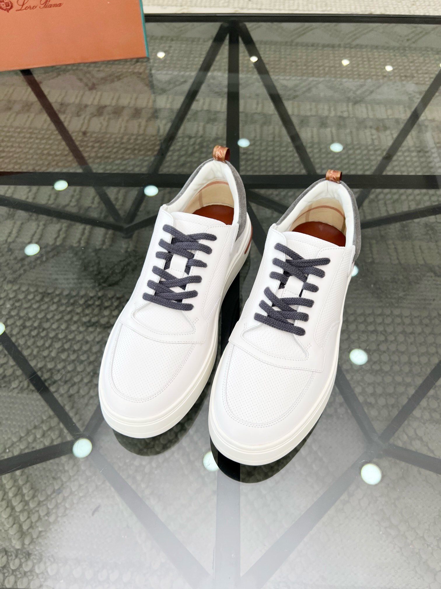 NO:218864,Brand Loro Piana color original color matching code number 39-44 customized 45.46 price Material Nouo Pianya autumn hot product shipped!  The window style LoroPiana mesh cowhide casual sports men's shoes This casual shoe is knitted with Wind fiber, presenting a unique three-dimensional effect. The unique style is slightly narrowed in the middle and is embellished with Naba Leather. The light rubber sole and edge studs enhance grip and stability. The functional details of the shoe are full of modern aesthetics. The upper uses hot melt edge sealing process. The light technical material of the Kummel color rubber outsole is inlaid with cushioning pads on the inner side of the sole, which makes the weight distribution more even and reduces the load during travel. The leather eyelets are directly placed on the upper fixed to the sole to ensure stability. The rear is equipped with cushioning pads to enhance the comfort of wearing. LP casual shoes, loro piana, loro piana, cowhide19860909品牌Loro Piana 颜色原版配色 码数39-44定做45.46 价格 材质诺悠翩雅秋季爆款出货！橱窗款LoroPiana网面牛皮休闲运动男鞋 这款休闲鞋采用Wind纤维针织而成,呈现出别致的立体效果,独特的版型在中段轻微变窄,并以纳巴革细节点缀.轻盈橡胶鞋底和边缘的鞋钉增强抓地力和稳定性,充满现代美感的功能细节设计为鞋子平添了运动风格.鞋面使用热熔封边工艺 Kummel色橡胶外底的轻盈技术材料鞋底内侧镶嵌着缓冲垫,让重量分配更平均,减轻行进间的负荷 皮革鞋眼直接设于固定在鞋底的鞋面上,以确保稳定性 后部搭配缓冲垫,以提升穿着舒适感,LP休闲鞋,loro piana,loro piana,cowhide,Men's shoes