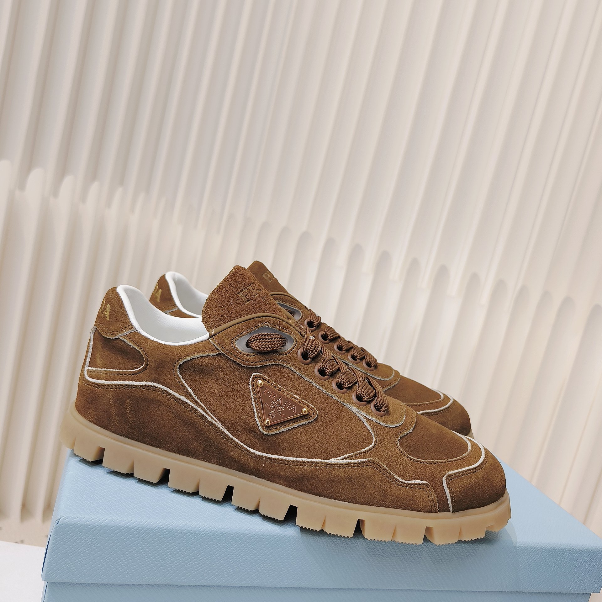 NO:562444,Prada faded effect suede leather sneakers This sporty and versatile sneaker is made of suede leather with a faded effect and is decorated with a triangle logo for a modern style. Faded effect upper Leather lining Enameled triangle metal logo Polyester fiber laces Rubber sole, 20mm embossed removable leather insole Size 35-41 (40.41 custom-made), casual shoes/sneakers, prada, prada, sneakers19860909Prada普拉达褪色效果绒面皮革运动鞋 这款运动风百搭运动鞋采用绒面皮革材质和褪色效果处理,饰有三角形徽标,彰显现代风格. 褪色效果鞋面 皮革衬里 涂珐琅三角形金属徽标 聚酯纤维鞋带 橡胶鞋底,20毫米 凹凸纹 可拆卸皮面鞋垫 码数35-41（40.41定做）,休闲鞋/运动鞋,prada,prada,sneakers,Women's Shoes