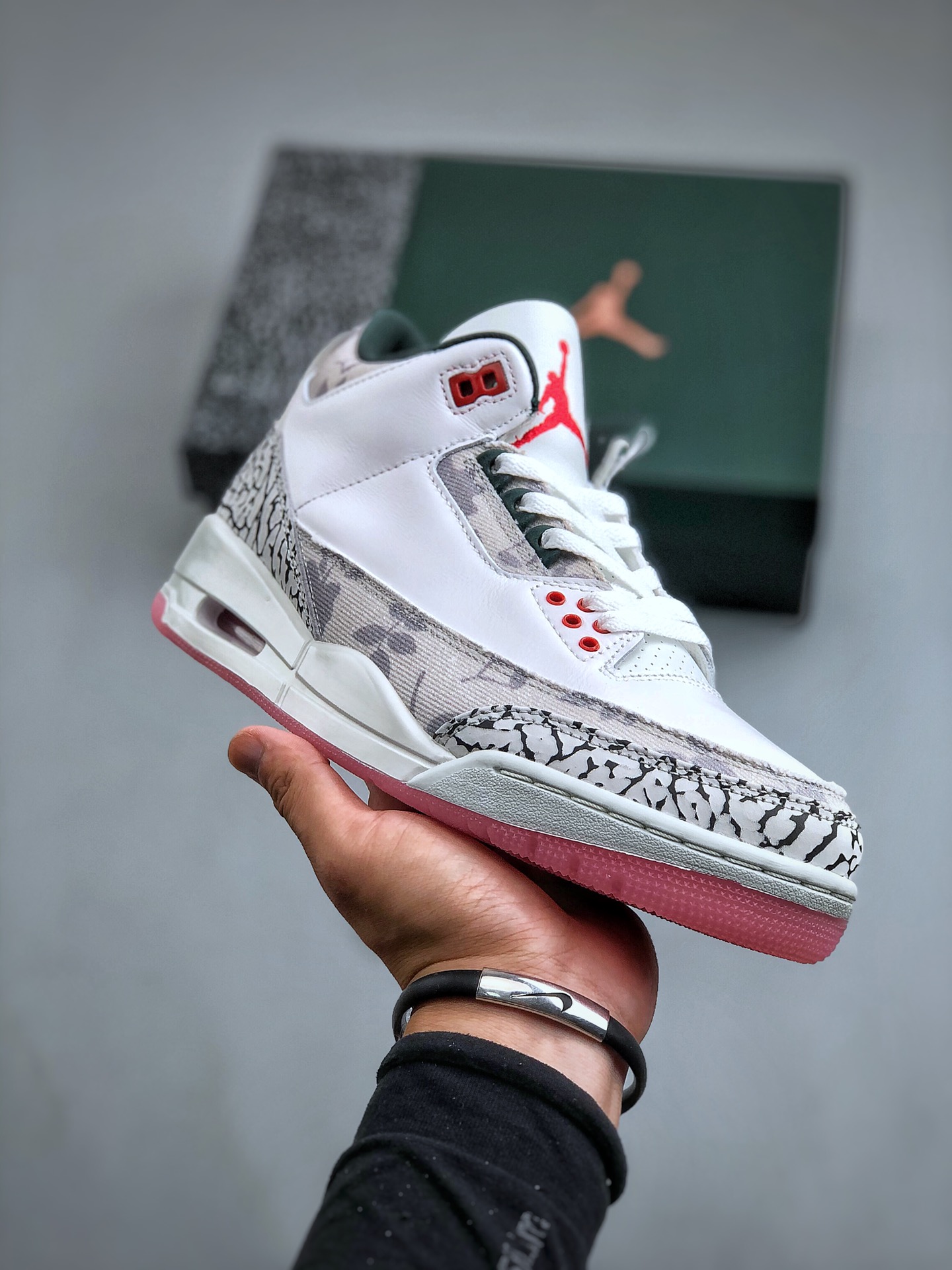 更正 Air Jordan 3 Retro Wings AJ3 乔3花卉 HM6993-100 #鞋身以白色为主色调呈现，搭配3代经典的水泥灰爆裂纹素呈现，颜值十分清爽。材质方面选用皮革、帆1
