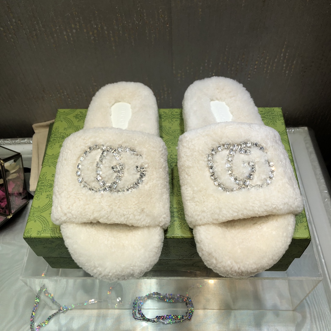 NO:612430,Out~Gucc* new autumn and winter diamond buckle wool slippers!  A versatile and fashionable item!  A combination of low-key and luxurious one-line trendy slippers ~ you can wear them with any socks and look good. Upper/lining/foot pads/imported pure wool. Outsole molded non-slip sole. Size35-39 [40.41 custom-made], furry shoes and slippers, gucci, slippers, socks.19860909出～Gucc*秋冬新品钻扣羊毛拖鞋！百搭时髦单品！集低调奢华的一字潮拖～加袜子随意搭配怎么穿都好看 鞋面/内里/垫脚/进口纯羊毛 大底成型防滑底 Size35-39〔40.41定做〕,毛毛鞋拖鞋,gucci,slippers,socks,Women's Shoes