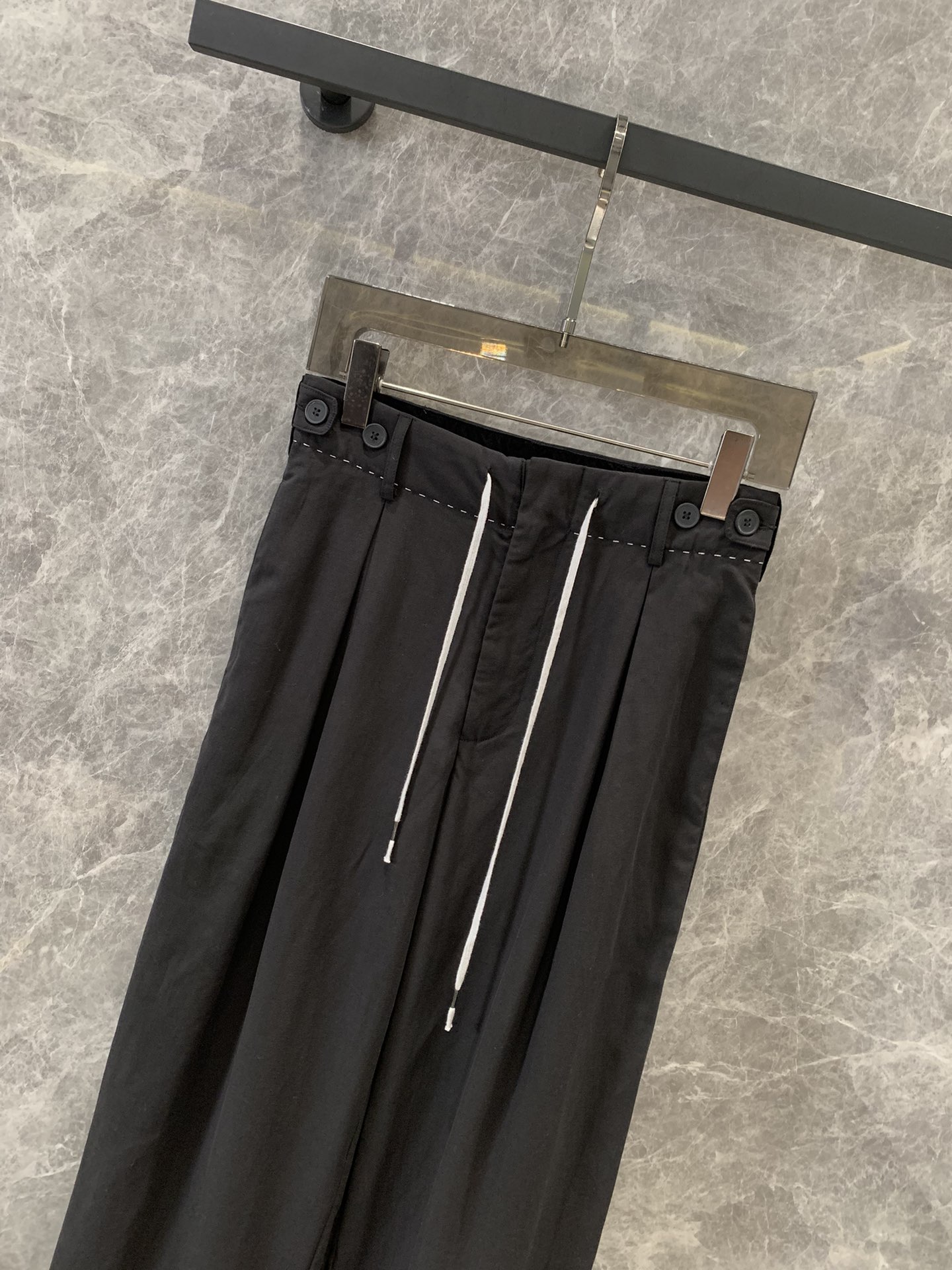 MM6 24Fw New Collection: High-Quality Women’s Clothes with Free Ropes and Long Shorts - 图片 3