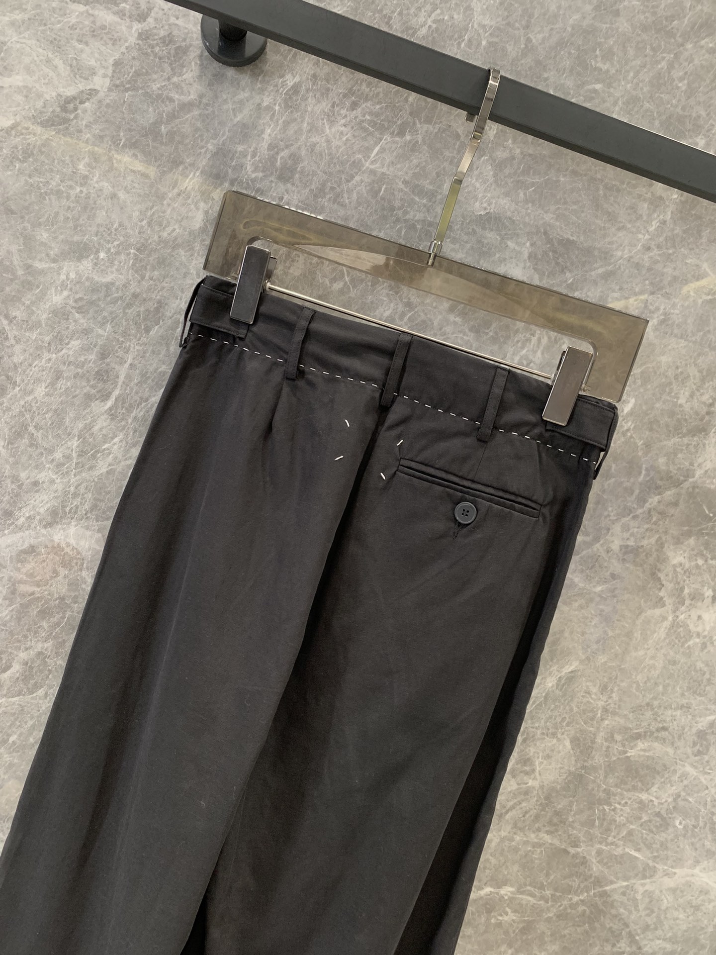 MM6 24Fw New Collection: High-Quality Women’s Clothes with Free Ropes and Long Shorts - 图片 4