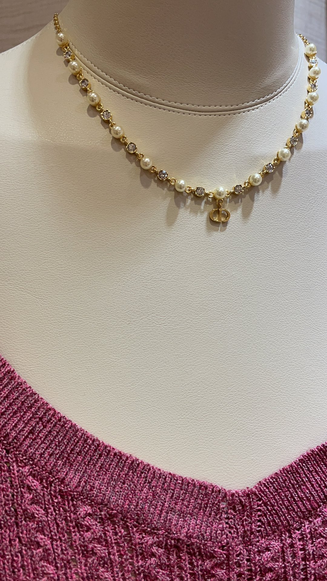 NO:631485,88180 The necklace arrived today. New pearl and rhinestone gold CD small pendant necklace. A small necklace that is low-key and elegant enough. It is perfect for matching with small skirts in summer. It is cute and versatile. You can’t go wrong with your eyes closed. Z version customization. Brass gold-plated. Swarovski silver phantom diamond. Ready-made necklace with packaging box, skirts, necklace, gold plating, Cardia high-end jewelry.1986090988180今日到货项链 新款珍珠拼水钻金色CD小吊坠项链 低调又足够精致贵气的小项链 太适合夏天搭配小裙子啦 可可爱爱百搭不挑人 闭眼入不出错 z版定制 黄铜镀金 施华洛银色魅影钻 现货项链带包装盒,,skirts,necklace,gold plating,卡迪亚高端饰品,Jewelry