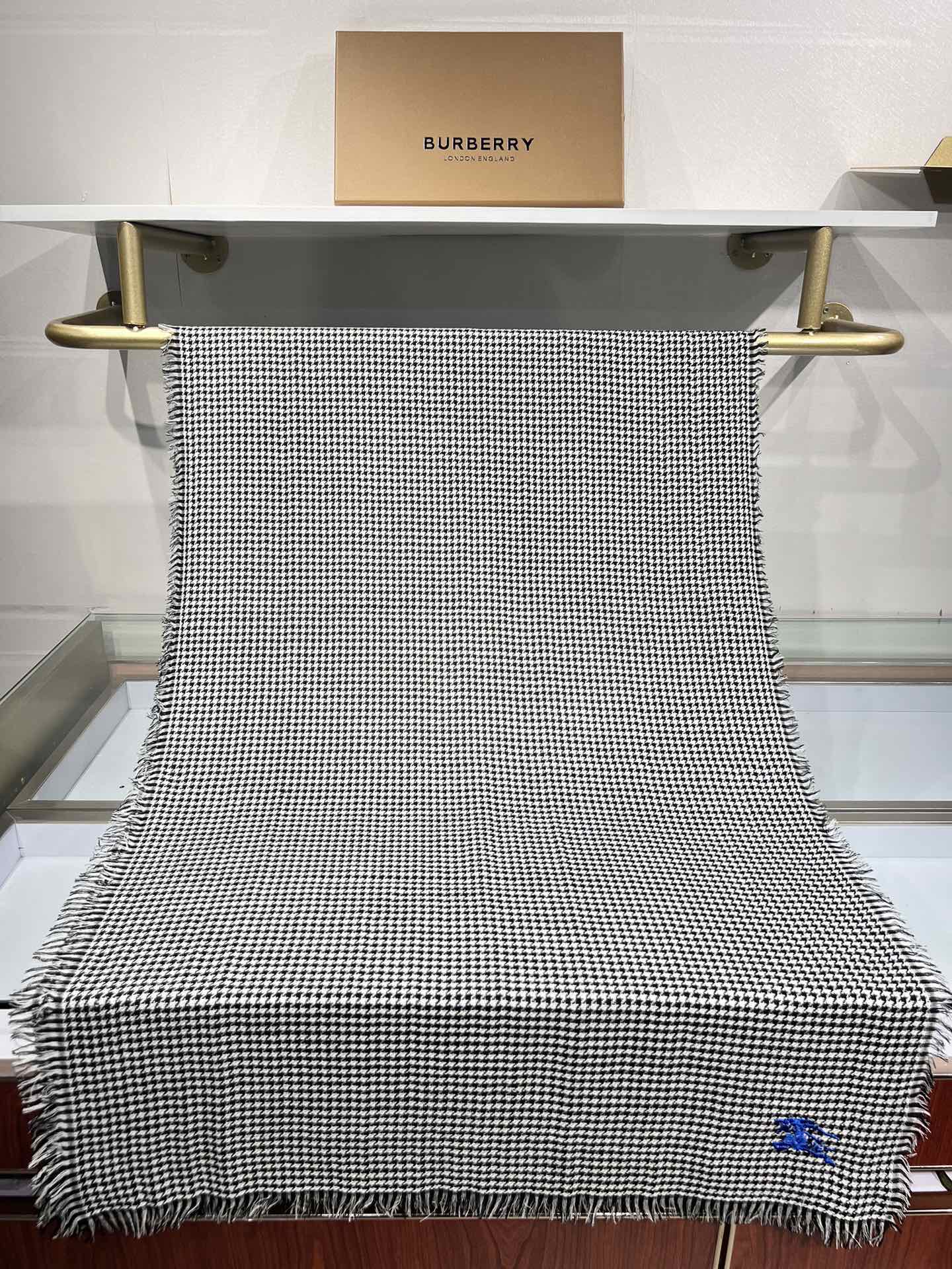 💟Burberry限量款千鸟格围巾,于意大利工坊悉心制成。装饰手工精纺千鸟格图案，点缀马术骑士徽标！尺寸