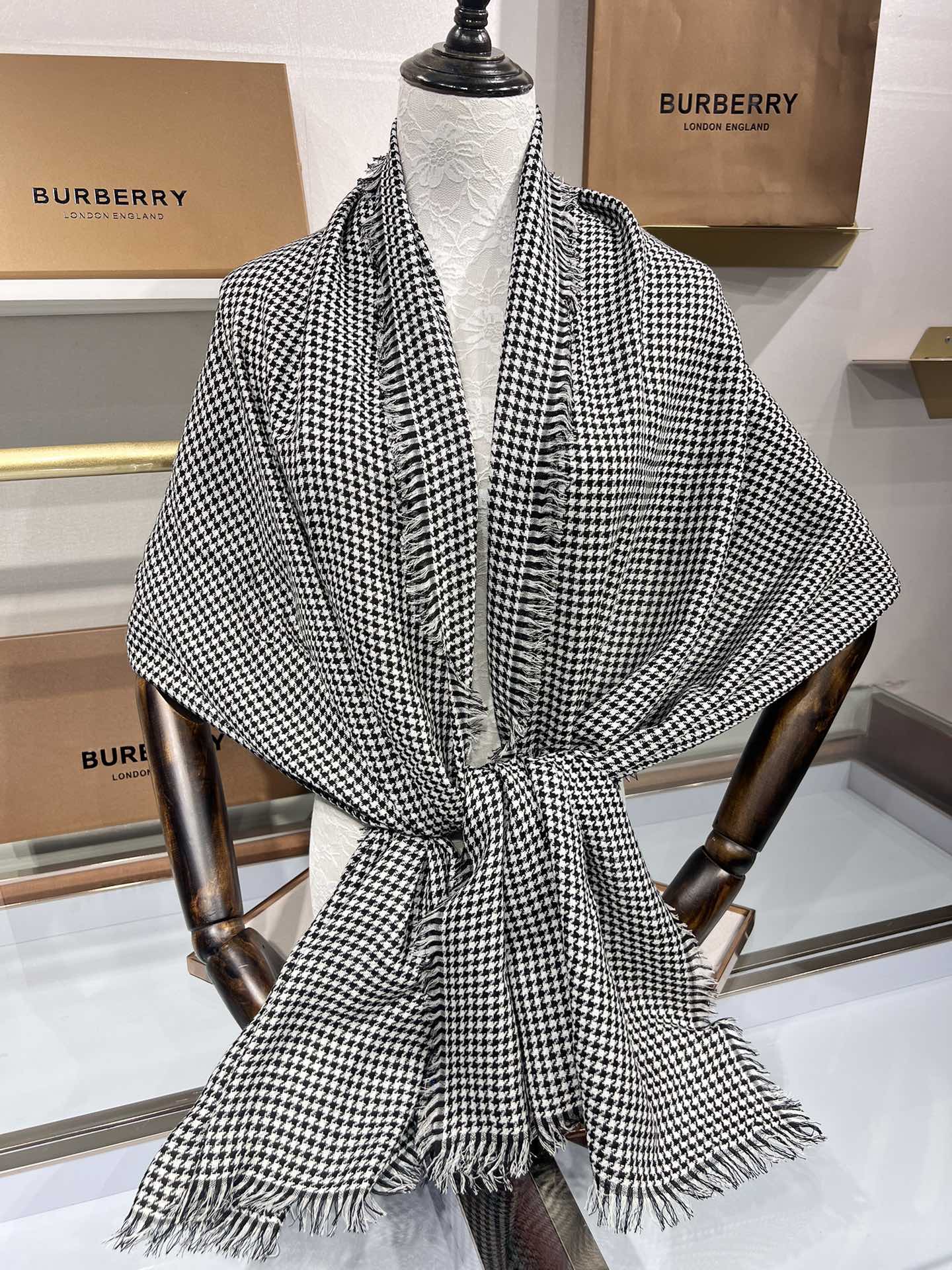 💟Burberry限量款千鸟格围巾,于意大利工坊悉心制成。装饰手工精纺千鸟格图案，点缀马术骑士徽标！尺寸