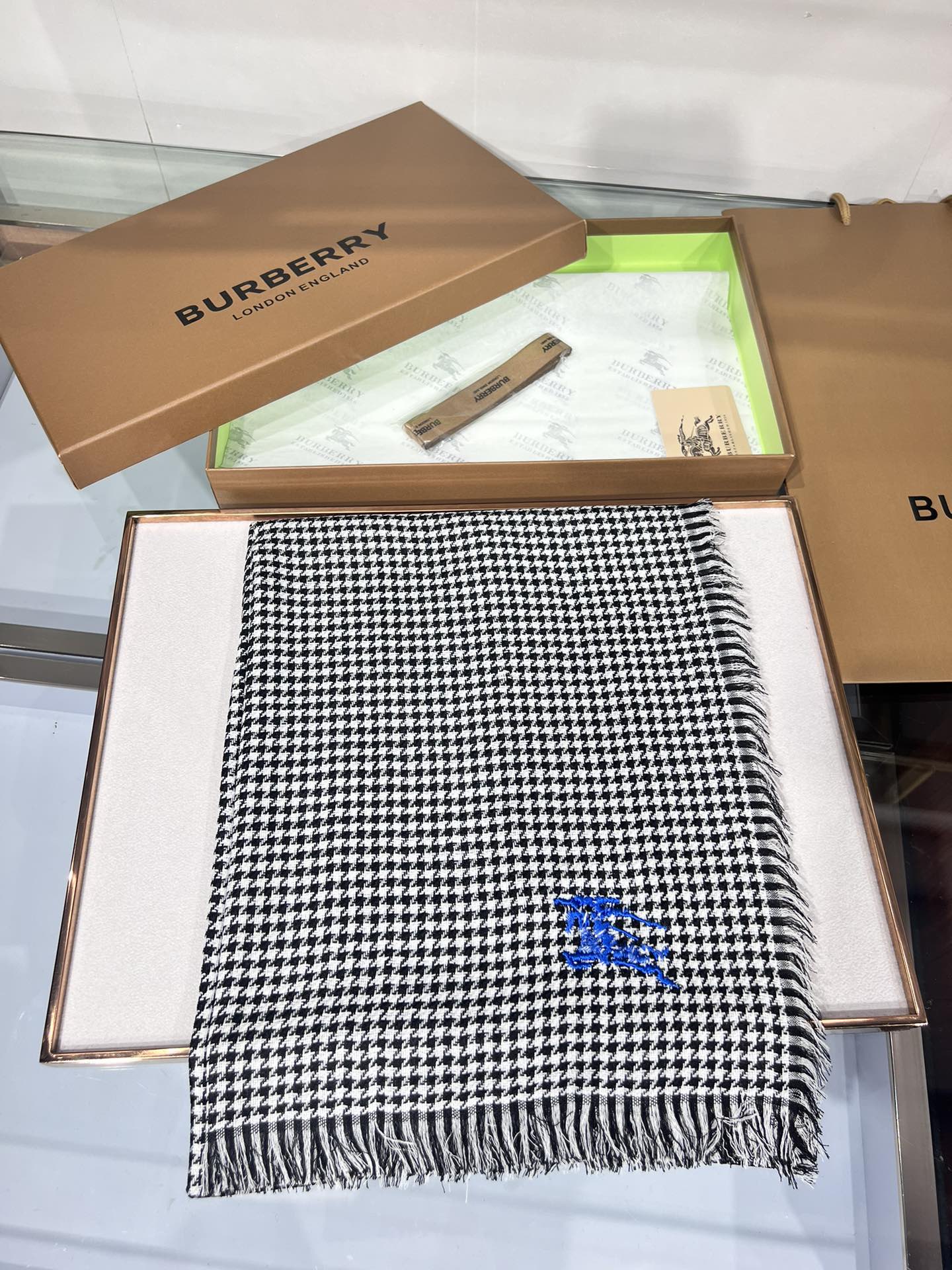 💟Burberry限量款千鸟格围巾,于意大利工坊悉心制成。装饰手工精纺千鸟格图案，点缀马术骑士徽标！尺寸