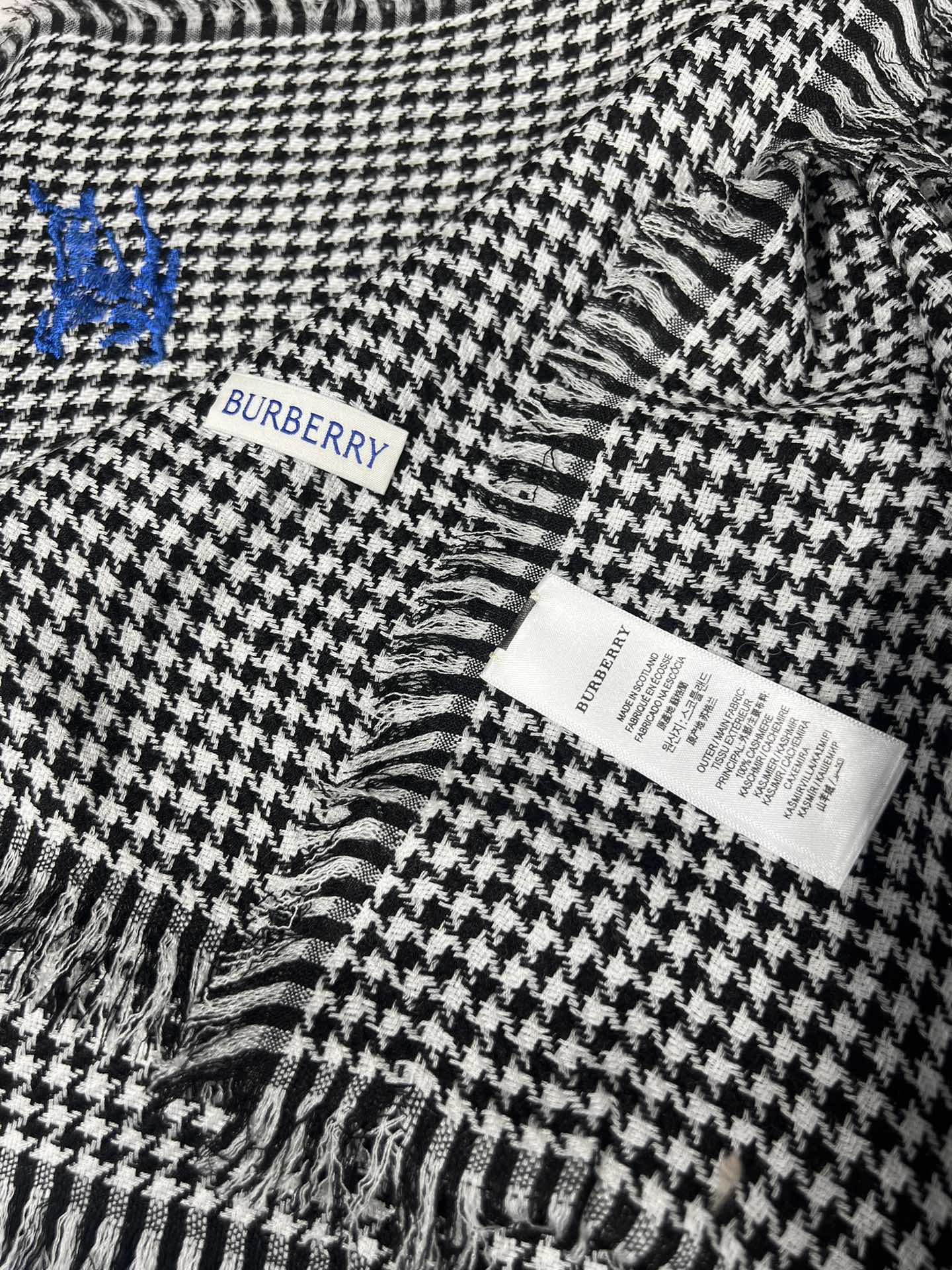 💟Burberry限量款千鸟格围巾,于意大利工坊悉心制成。装饰手工精纺千鸟格图案，点缀马术骑士徽标！尺寸