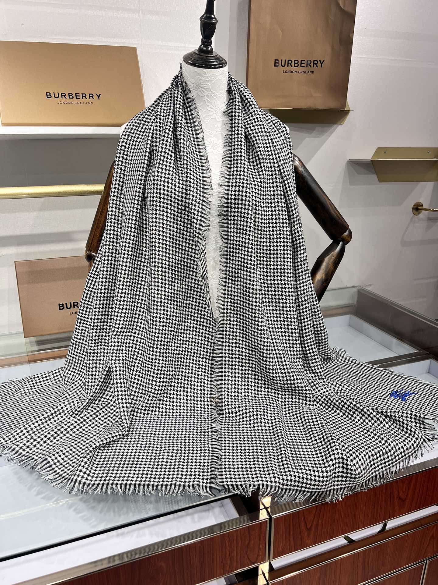 💟Burberry限量款千鸟格围巾,于意大利工坊悉心制成。装饰手工精纺千鸟格图案，点缀马术骑士徽标！尺寸