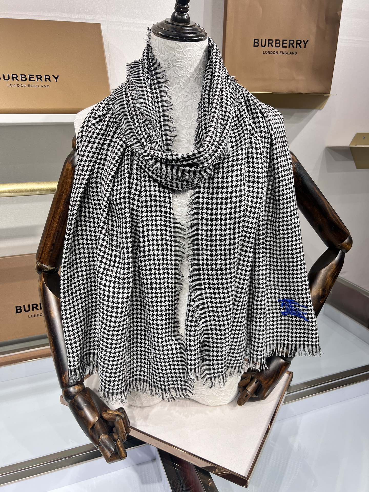 💟Burberry限量款千鸟格围巾,于意大利工坊悉心制成。装饰手工精纺千鸟格图案，点缀马术骑士徽标！尺寸