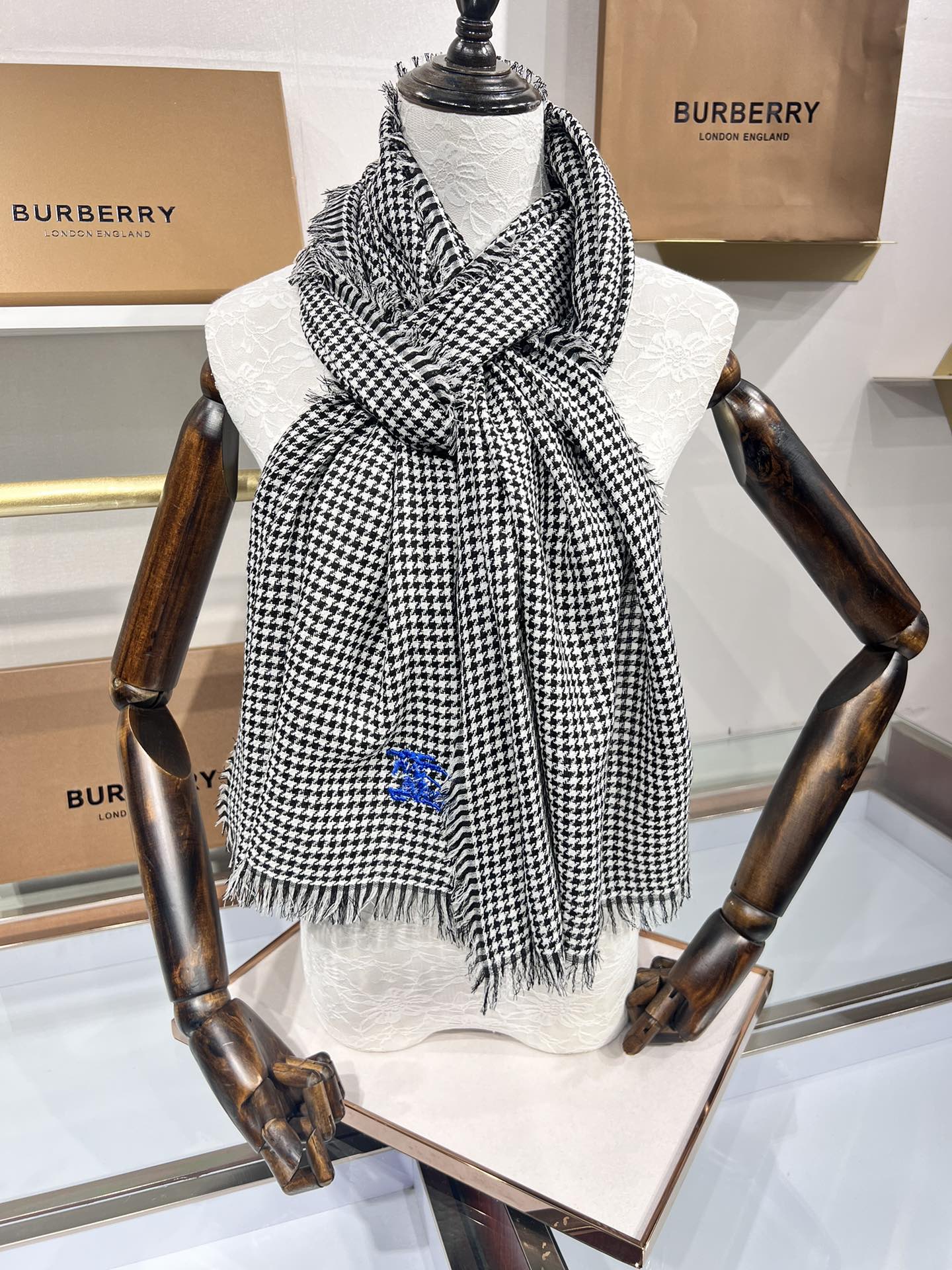 💟Burberry限量款千鸟格围巾,于意大利工坊悉心制成。装饰手工精纺千鸟格图案，点缀马术骑士徽标！尺寸