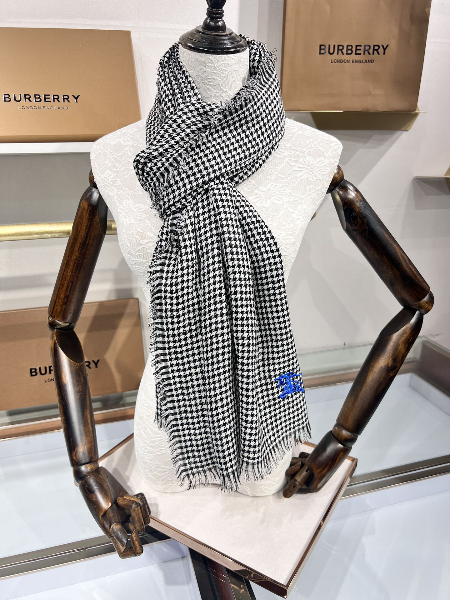 💟Burberry限量款千鸟格围巾,于意大利工坊悉心制成。装饰手工精纺千鸟格图案，点缀马术骑士徽标！尺寸