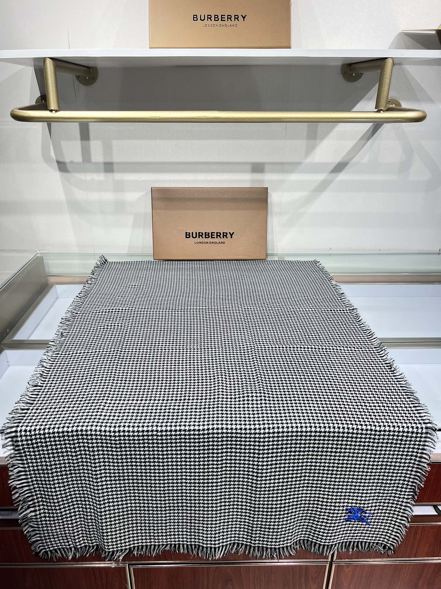 💟Burberry限量款千鸟格围巾,于意大利工坊悉心制成。装饰手工精纺千鸟格图案，点缀马术骑士徽标！尺寸