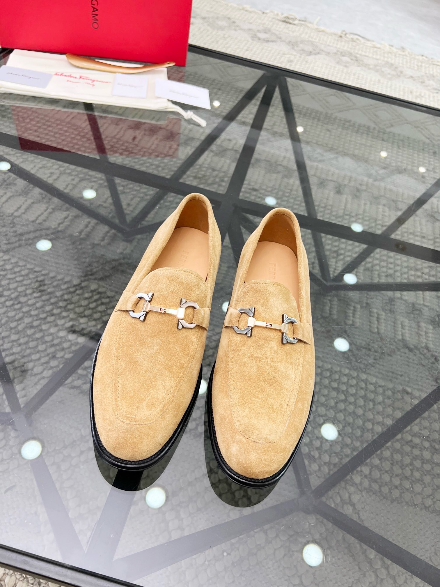 NO:218410,Brand Ferragamo Color original color matching Number 39-44 Custom made 38.45. Price Material Ferragamo New Style Men's Business Leather Shoes are sold perfectly handmade Original quality Exquisite workmanship rigorous upper is imported waxed and polished cowhide cowhide cowhide inner Original (real leather sole) upper high-end and atmospheric, Ferragamo Leather Shoes, ferragamo, ferragamo, cowhide, Leather soles19860909品牌Ferragamo 颜色原版配色 码数39-44定做38.45. 价格 材质菲拉格慕新款 男士 商务皮鞋发售完美的手工制作 原单品质 做工精致严谨鞋面采用进口打蜡擦色牛皮工艺牛皮内里 原版（真皮大底）上脚 高端大气,菲拉格慕 皮鞋,ferragamo,ferragamo,cowhide,Leather soles,Men's shoes