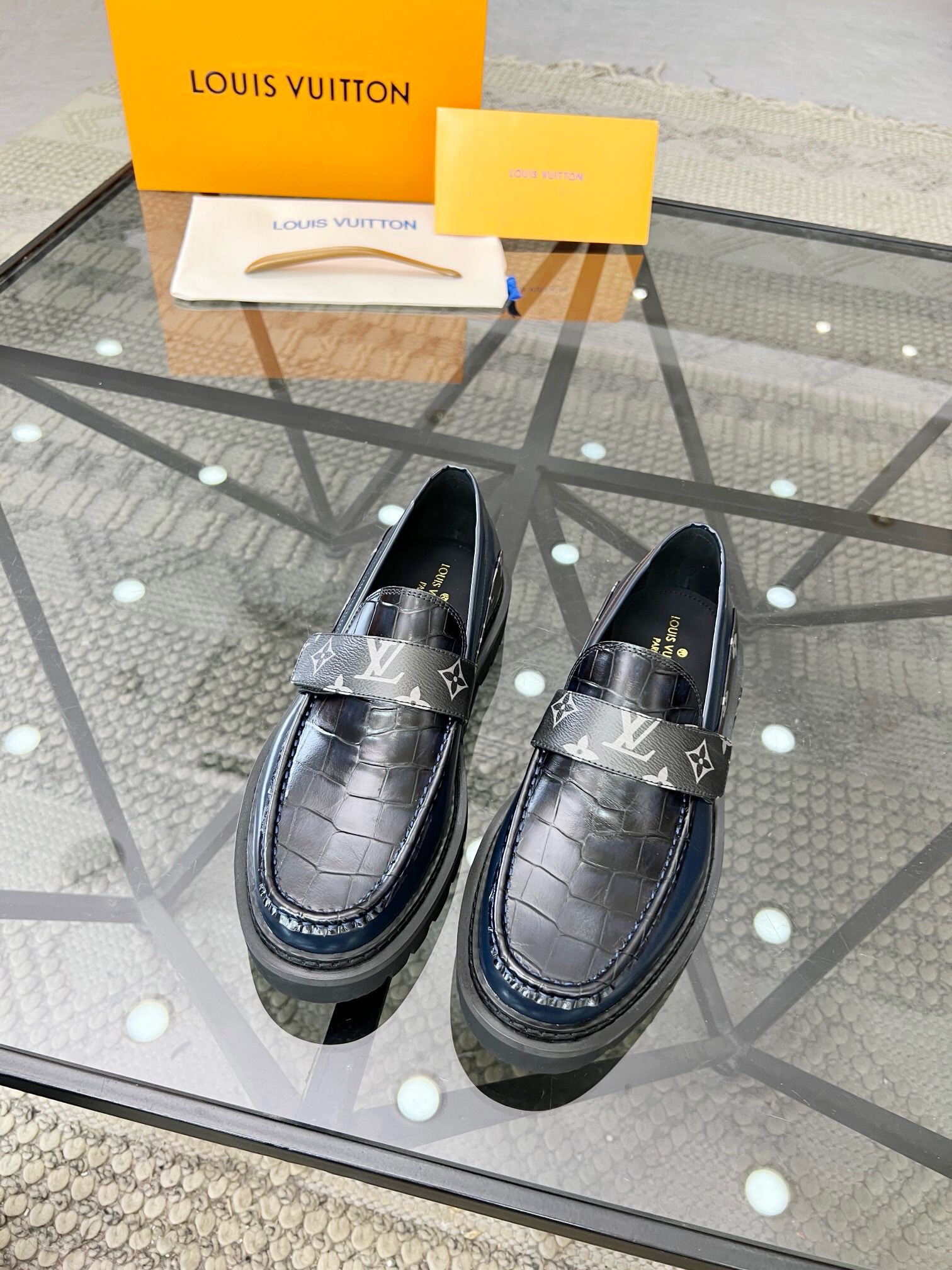 NO:218630,Brand LOUIS VUITTON original color matching number 39-44 customized 38.45.46 Price Material new Louis Vuitton casual leather shoes original quality Top version uses top layer cowhide design simple and elegant Goodyear exquisite hand-pulled wire to make the shoes more secure Original version Rubber foam sole styling and comfortable, Louis Vuitton leather shoes, louis vuitton, louis vuitton, cowhide19860909品牌LOUIS VUITTON 颜色原版配色 码数39-44订做38.45.46 价格 材质路易威登新款 休闲皮鞋原单品质 顶级版本采用头层牛皮设计简单大方不失优雅固特异精致手工拉线使鞋子更加牢固原版 橡胶 发泡大底 上脚 有型 舒适,路易威登 皮鞋,louis vuitton,louis vuitton,cowhide,Men's shoes