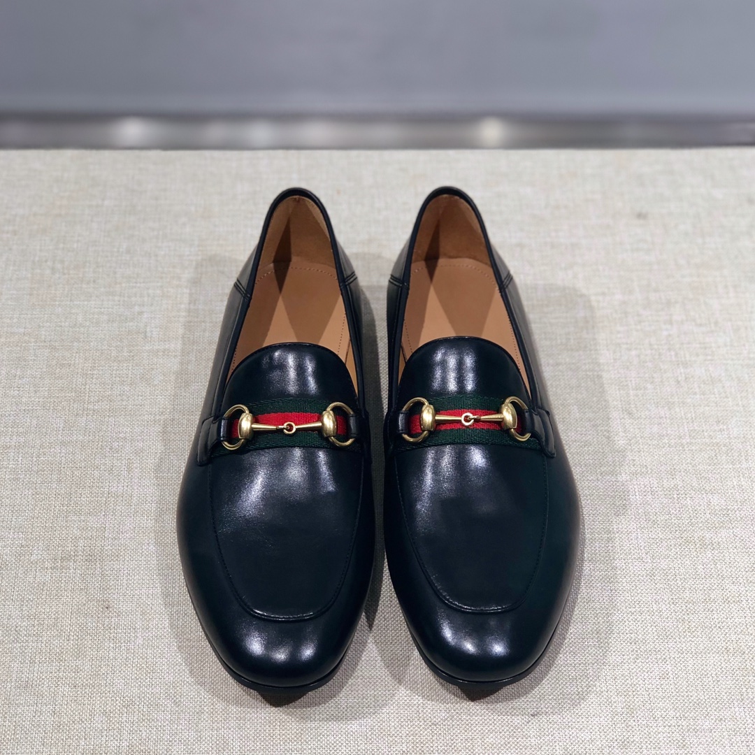 NO:679516,[G*] Original order - Loafers, purchasing agent level - Material - Original imported cowhide - Inner foot pads, water-dyed cowhide - Original genuine leather outsole - Classic fasteners, definitely one of the highlights. Match as you like - Size 39-44 (38, 45 customization is non-refundable and non-exchangeable), loafers, cowhide, Leather soles19860909【G*】原单 -乐福鞋,代购级别 -材质-原版进口牛皮 -内里垫脚 水染牛皮 -原版真皮大底 -经典的扣件,绝对是亮点之一.随意搭配 -Size 39-44（38,45定制不退不换）,,loafers,cowhide,Leather soles,Men's shoes
